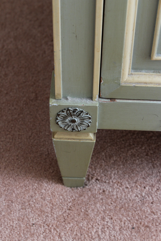 French Provincial Style Dresser by Dixon-Powdermaker | EBTH