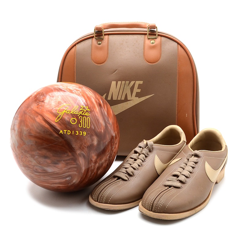 Indiferencia Teleférico Mojado 1980s Nike Bowling Shoes, Bag with Galaxie Ball | EBTH