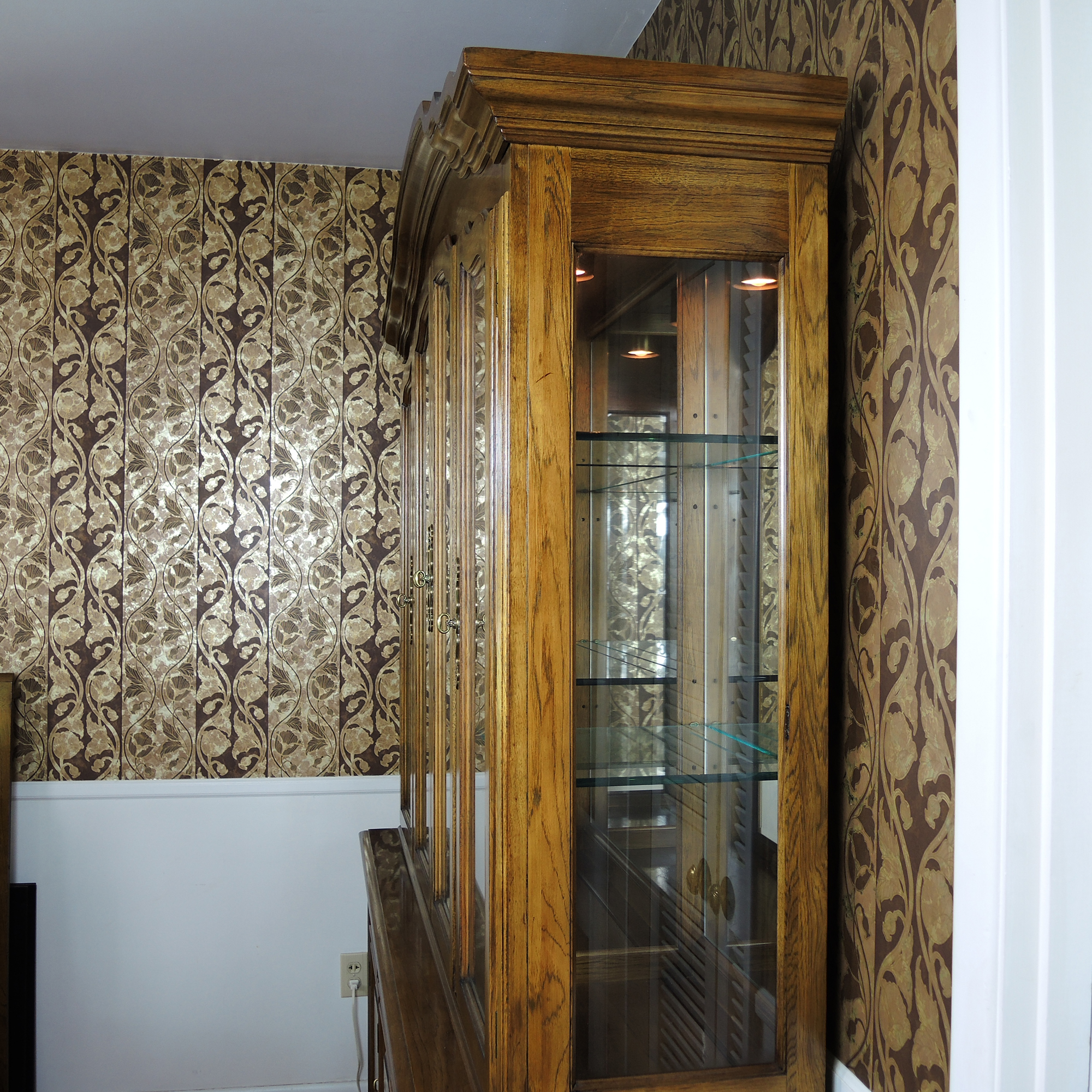 Thomasville French Provincial Style Lighted China Hutch EBTH