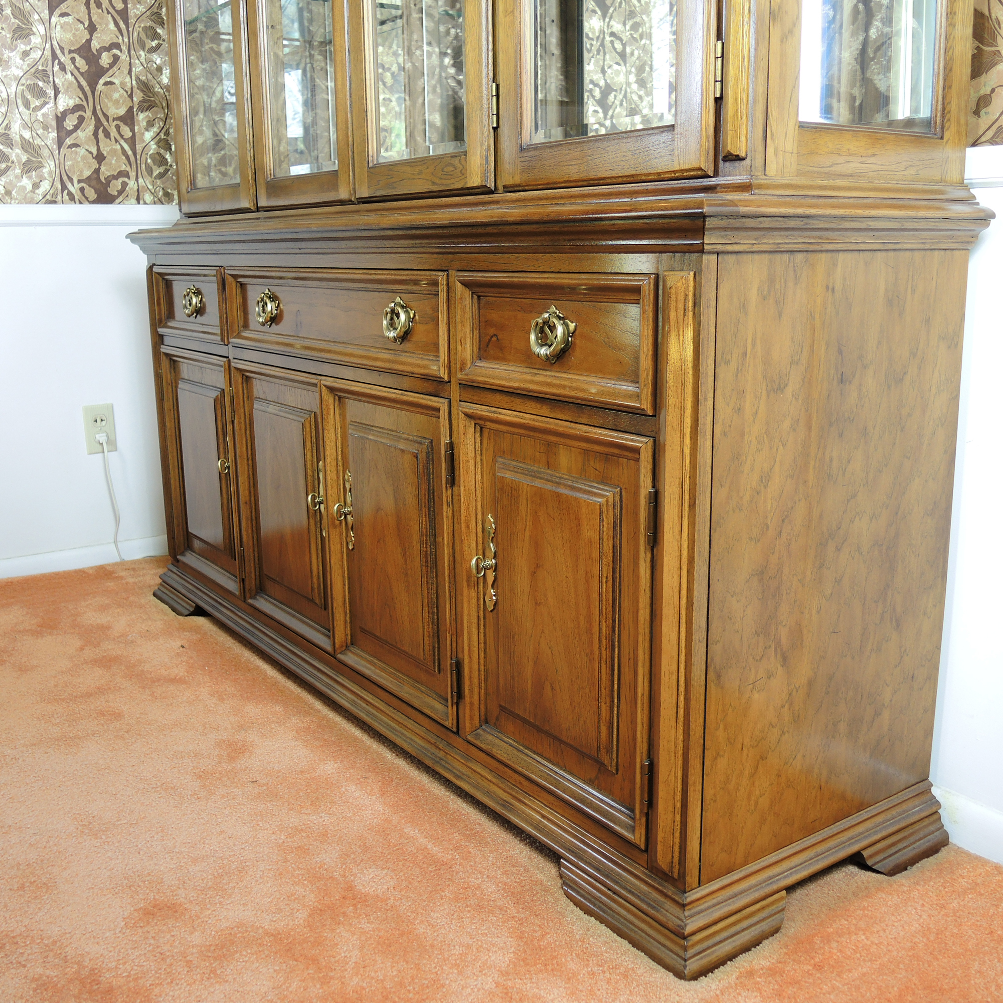 Thomasville French Provincial Style Lighted China Hutch EBTH