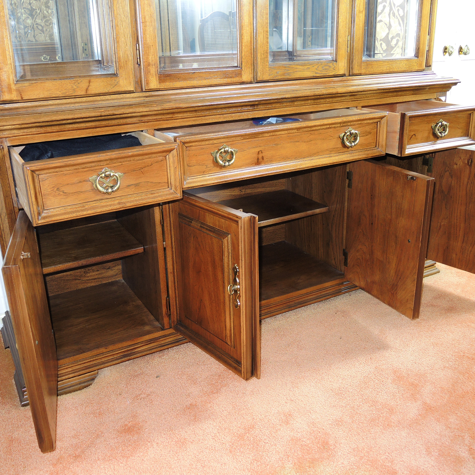 Thomasville French Provincial Style Lighted China Hutch EBTH