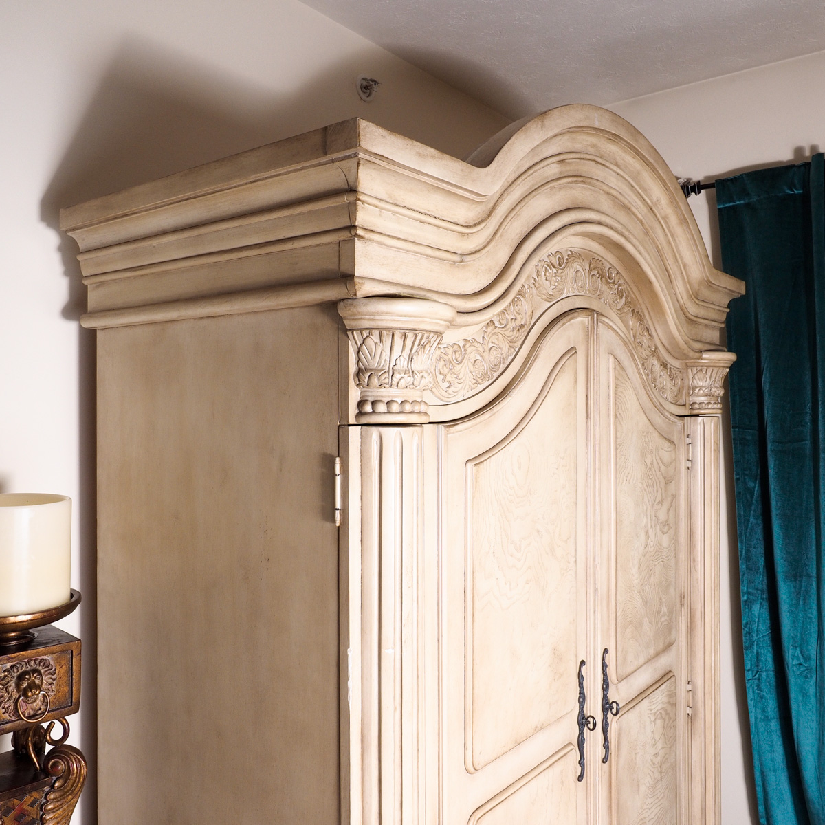 Blonde Walnut Veneered Armoire by Collezione Europa EBTH