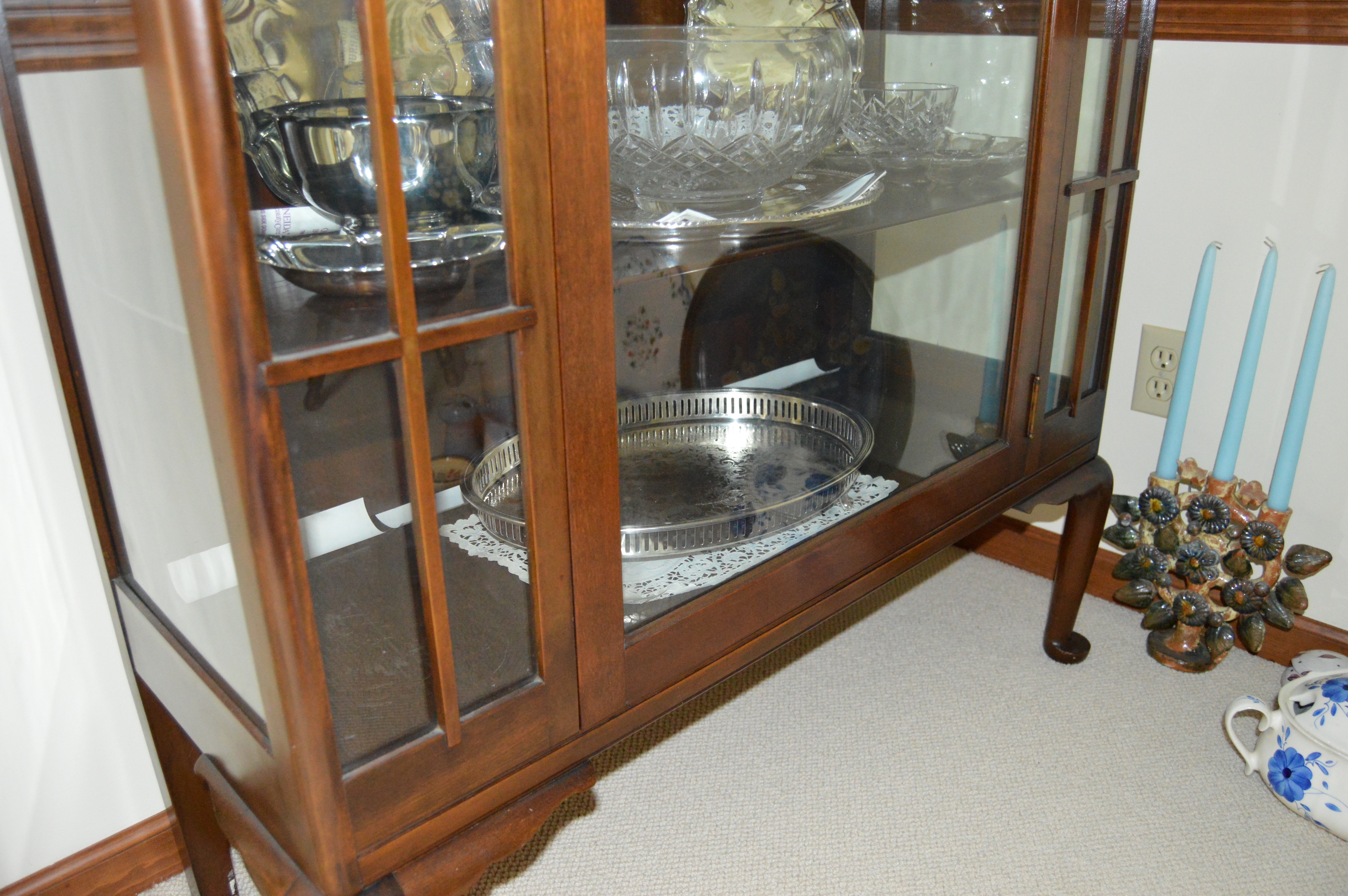 Vintage Queen Anne Style China Cabinet | EBTH