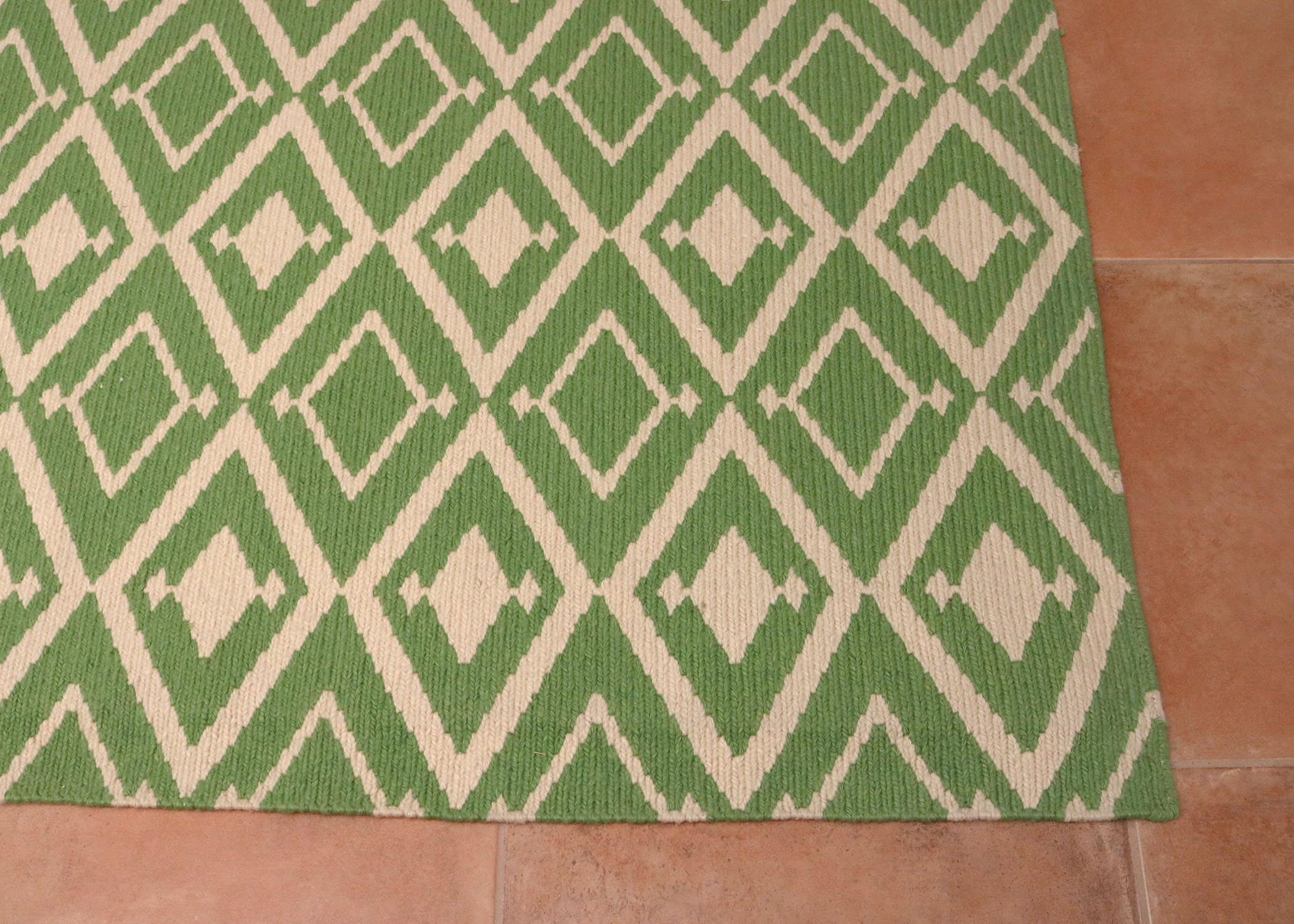Large MachineMade Rugmark Wool Area Rug EBTH