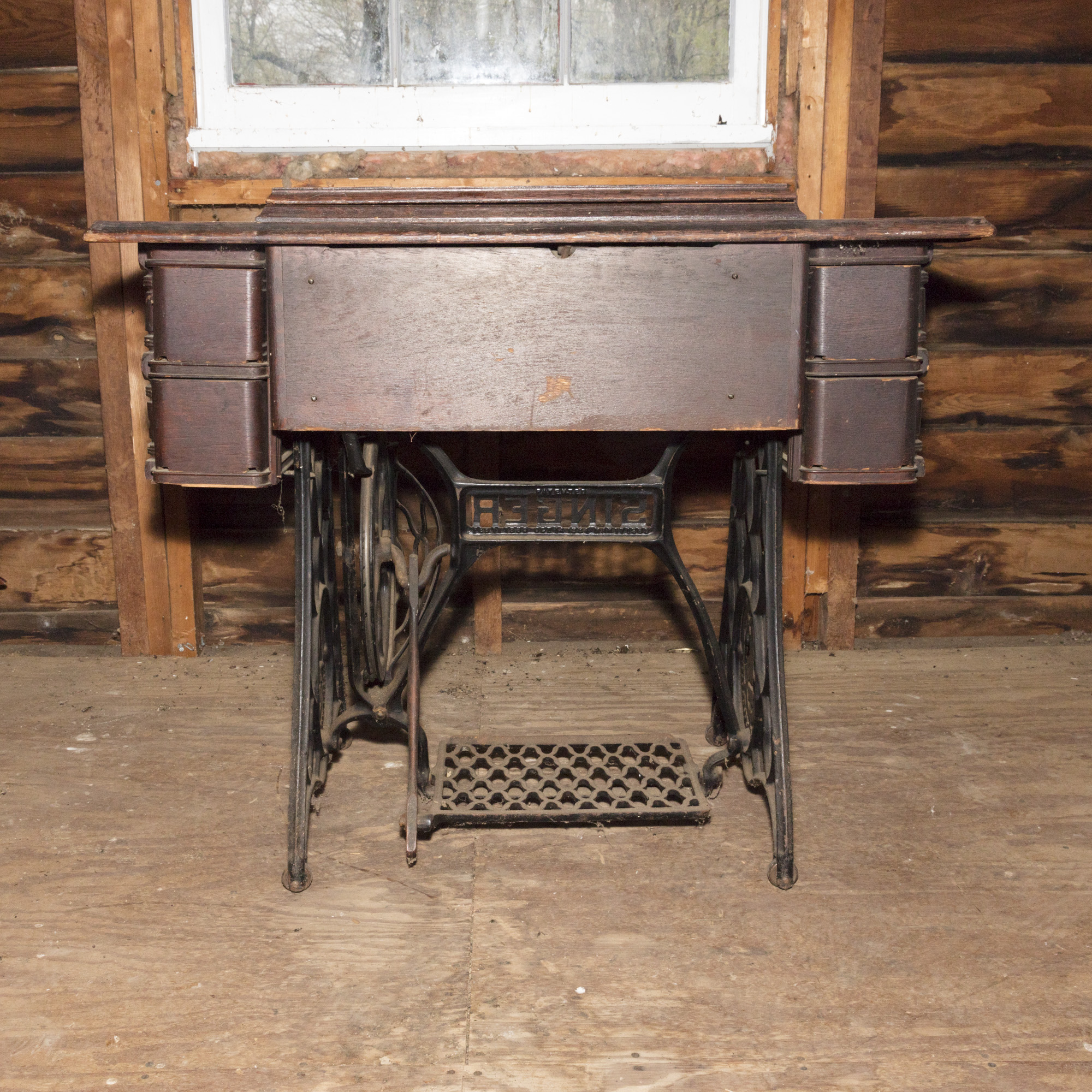 Antique Singer Sewing Machine and Oak EBTH