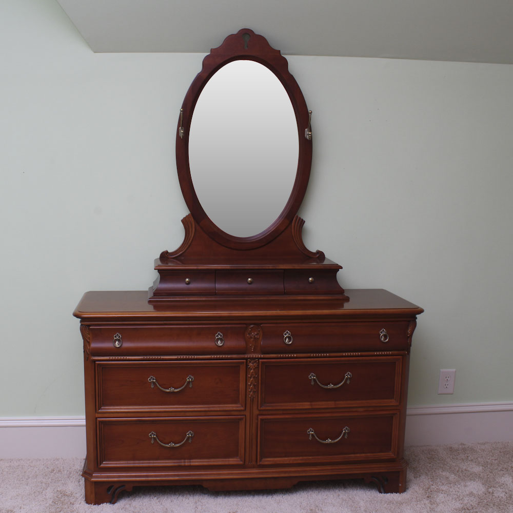 Lexington Furniture "Lynn Hollyn at Home" Dresser With Mirror EBTH