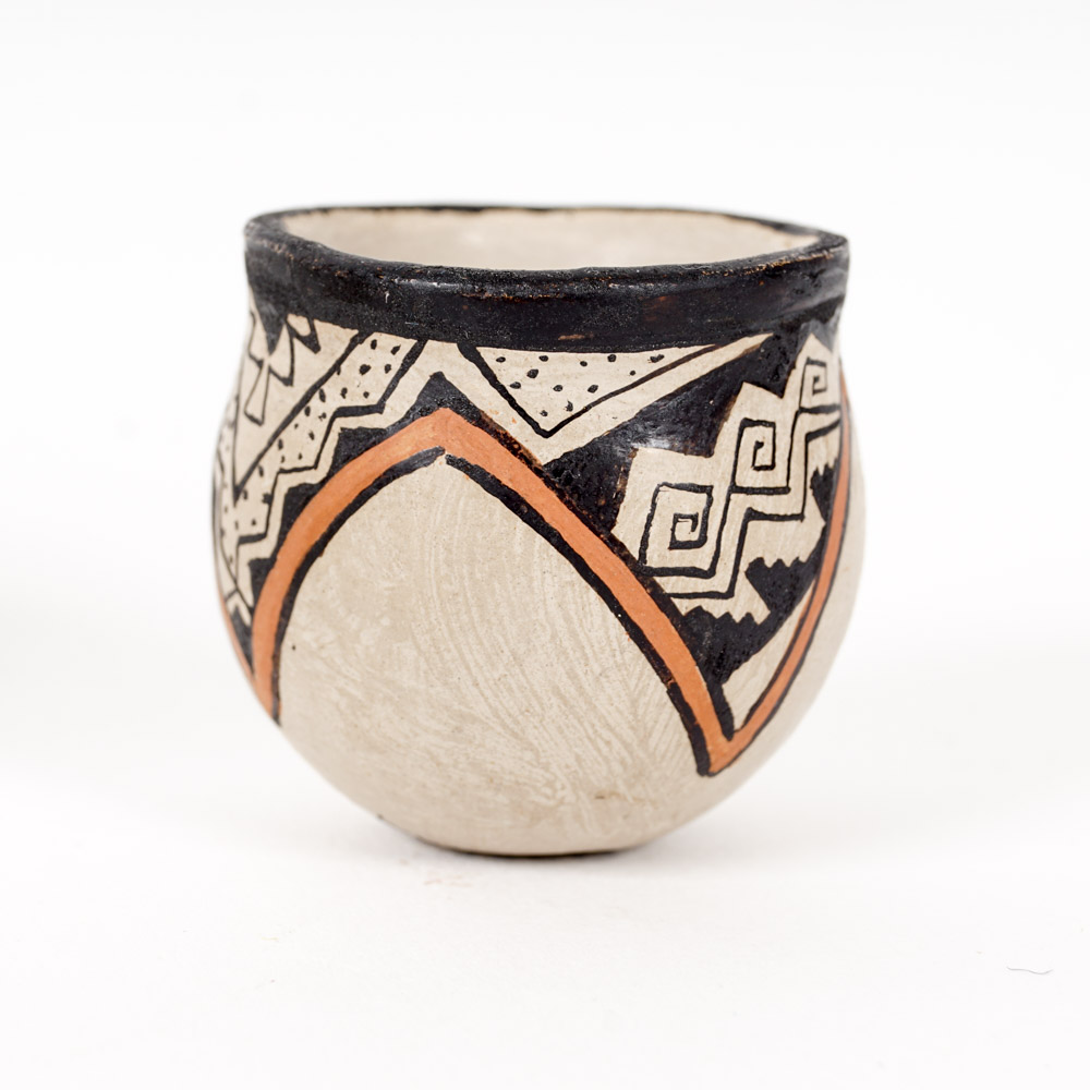 Signed Miniature Native American Pottery Pieces EBTH