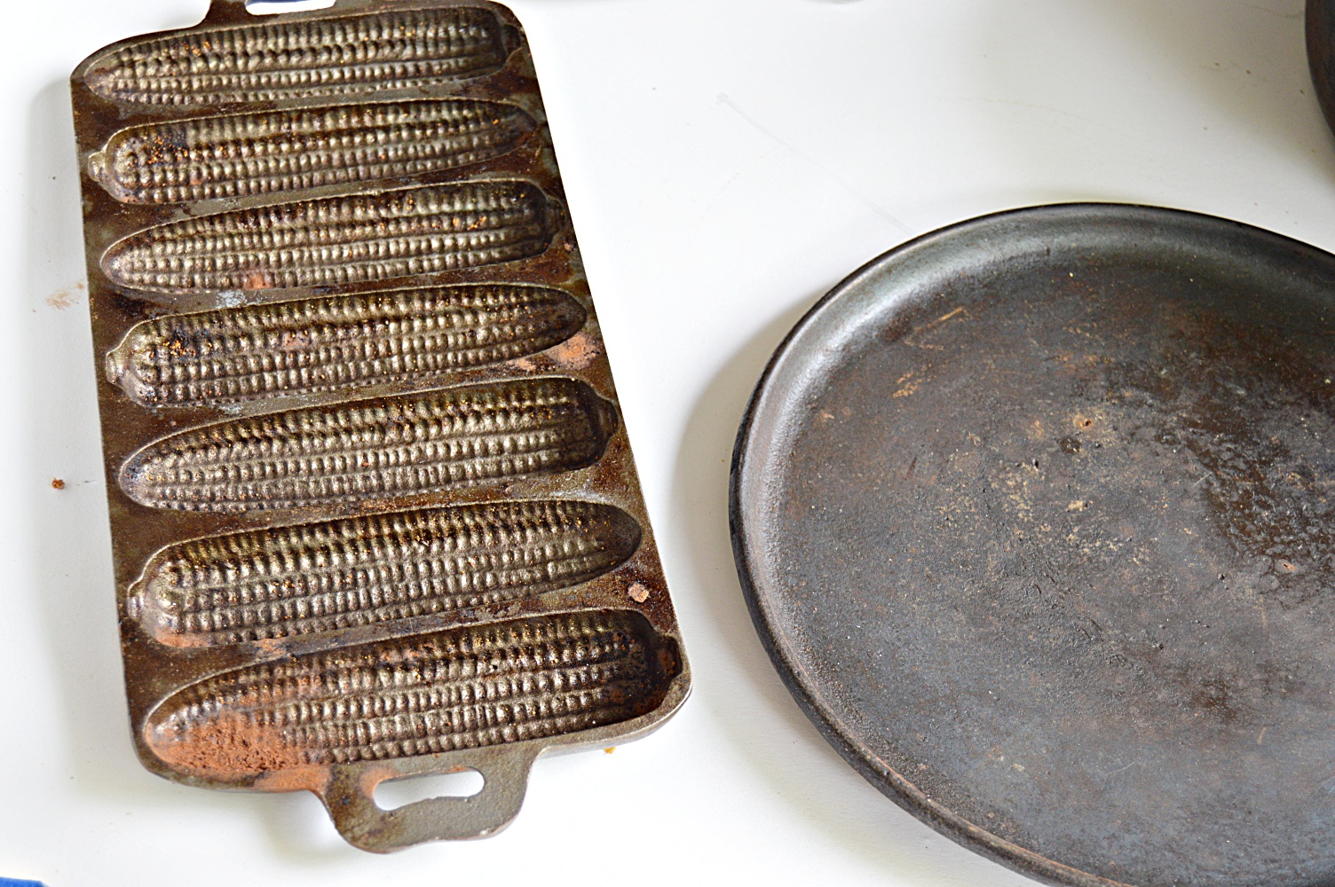 Seven Pieces of Vintage Cast Iron Cookware | EBTH