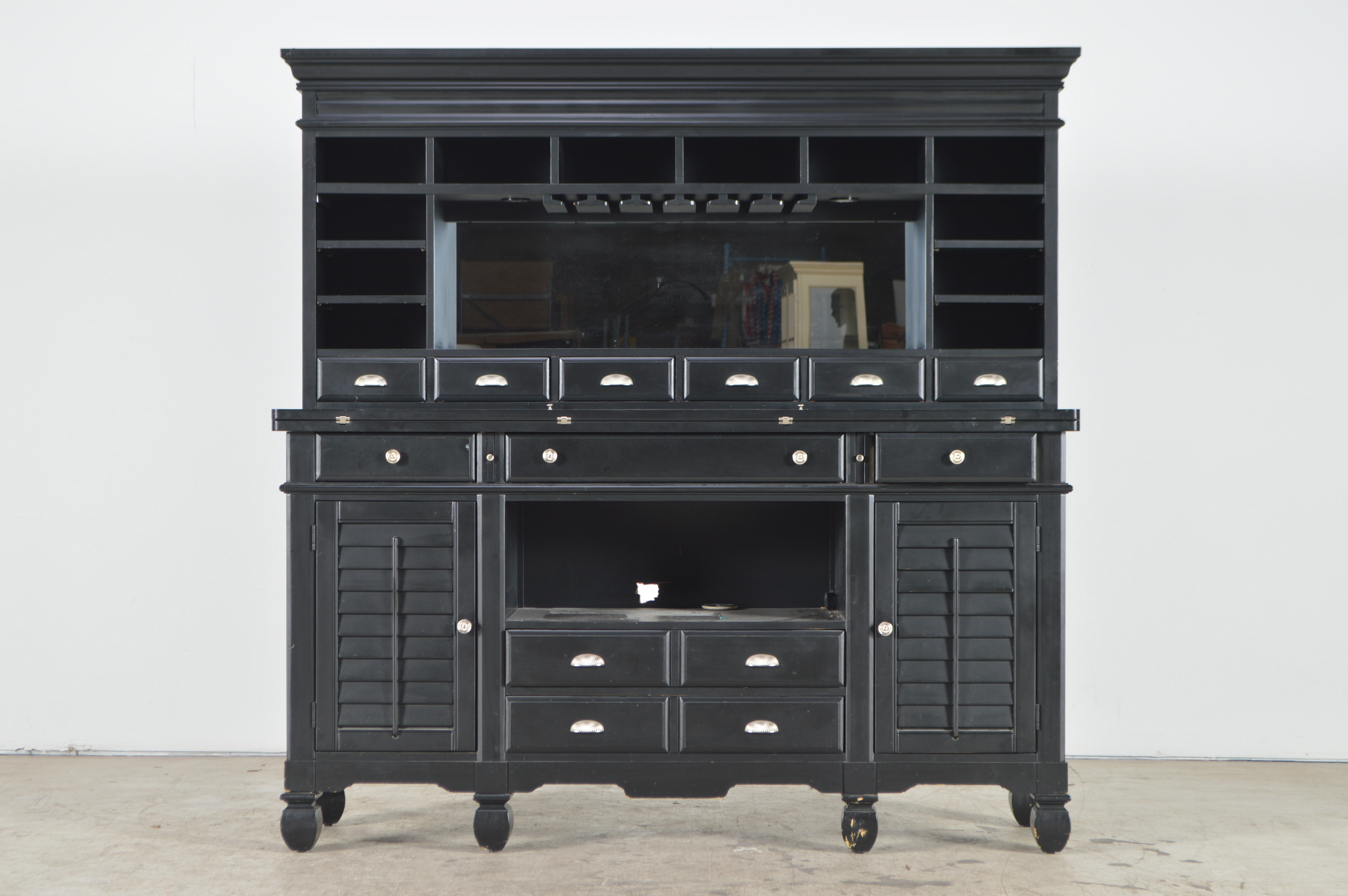 American Signature Plantation Style Sideboard With Hutch EBTH