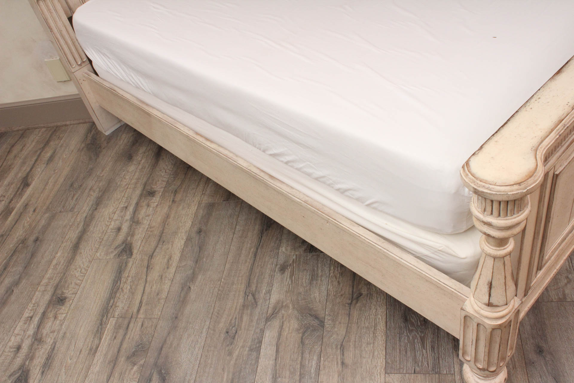 French Country Style Queen Size Bed | EBTH