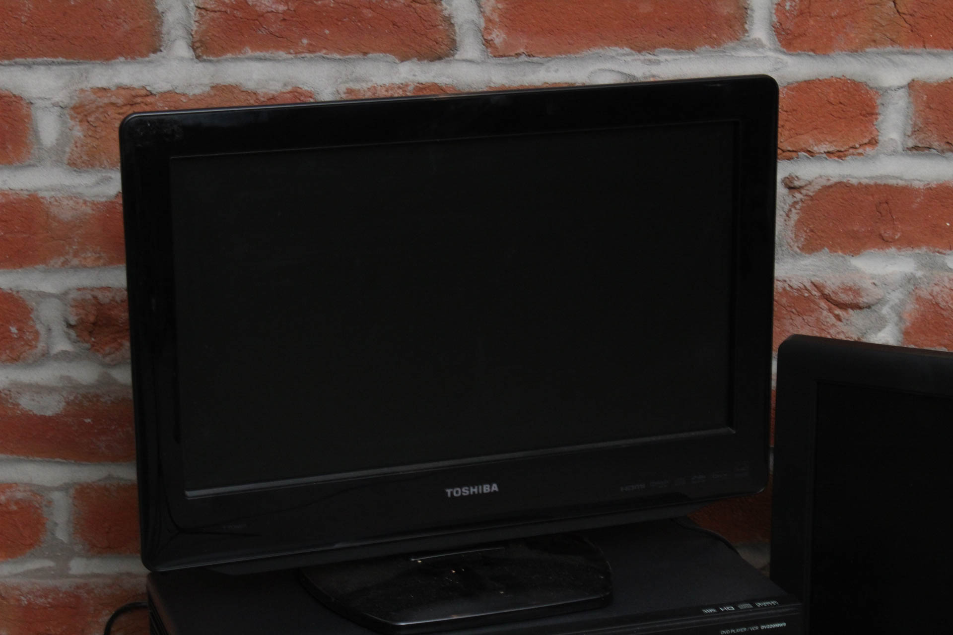 Flat Screen Televisions, VCR/DVD Player and Other A/V Accessories EBTH