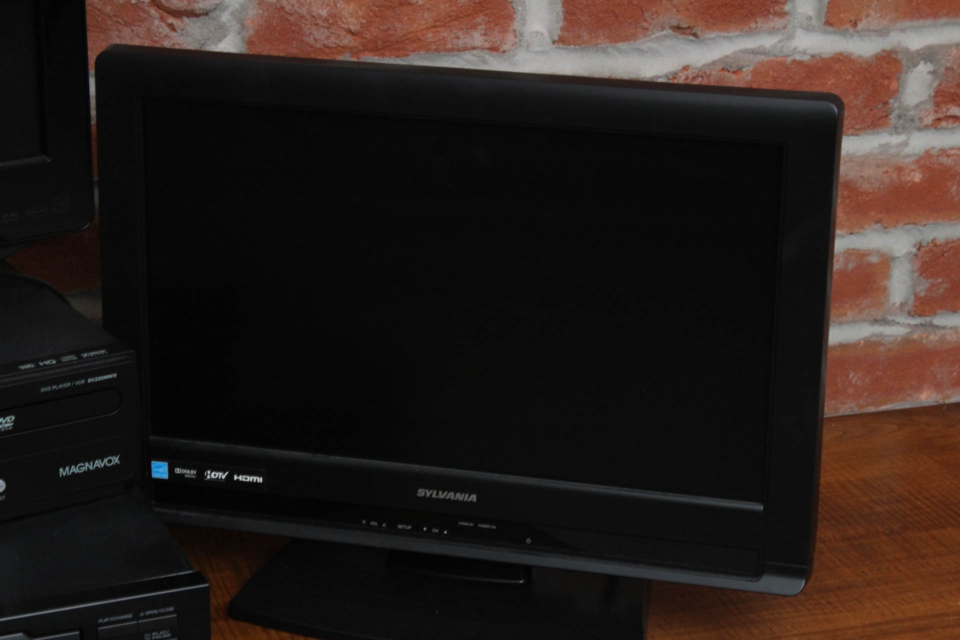 Flat Screen Televisions, VCR/DVD Player and Other A/V Accessories EBTH