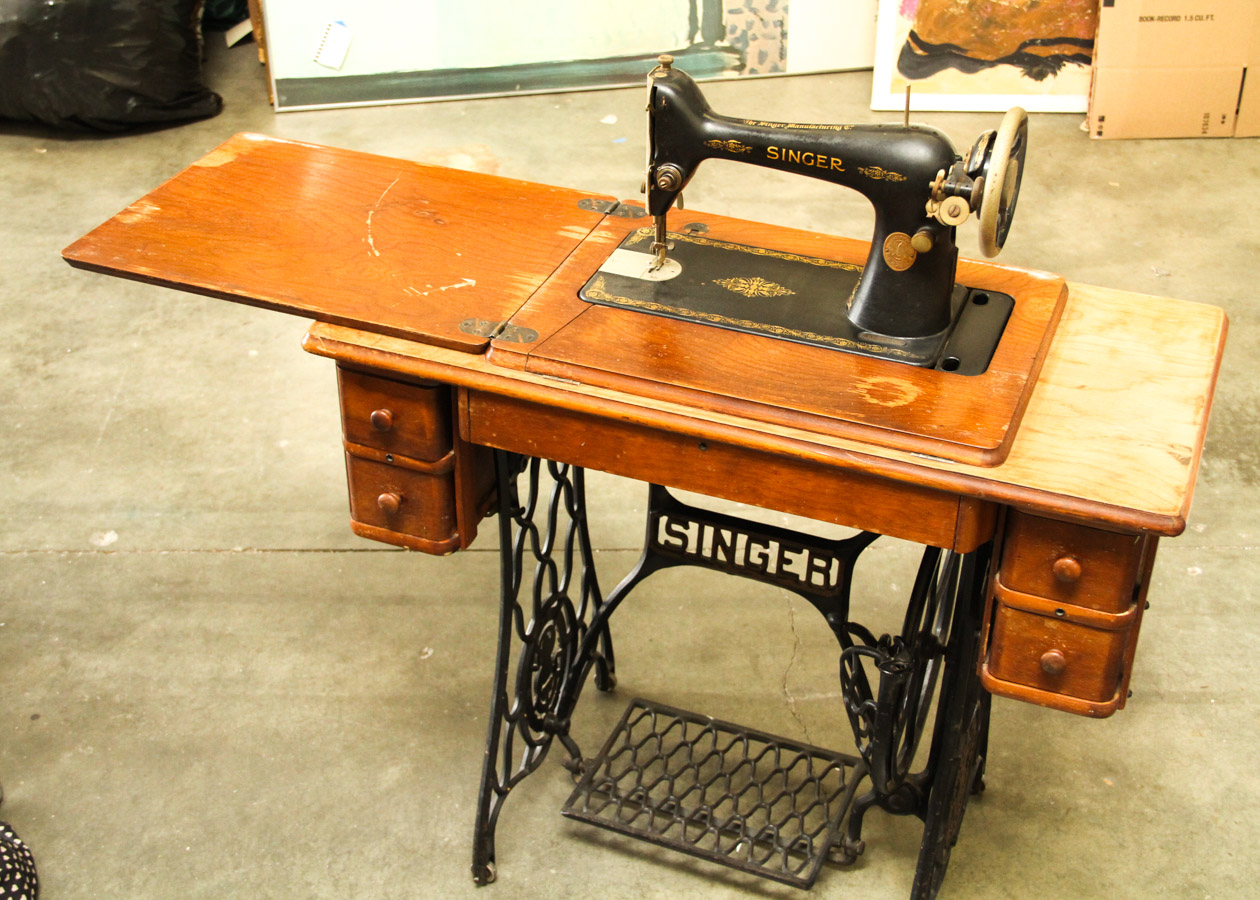 Early 20th Century Singer Treadle Sewing Machine EBTH