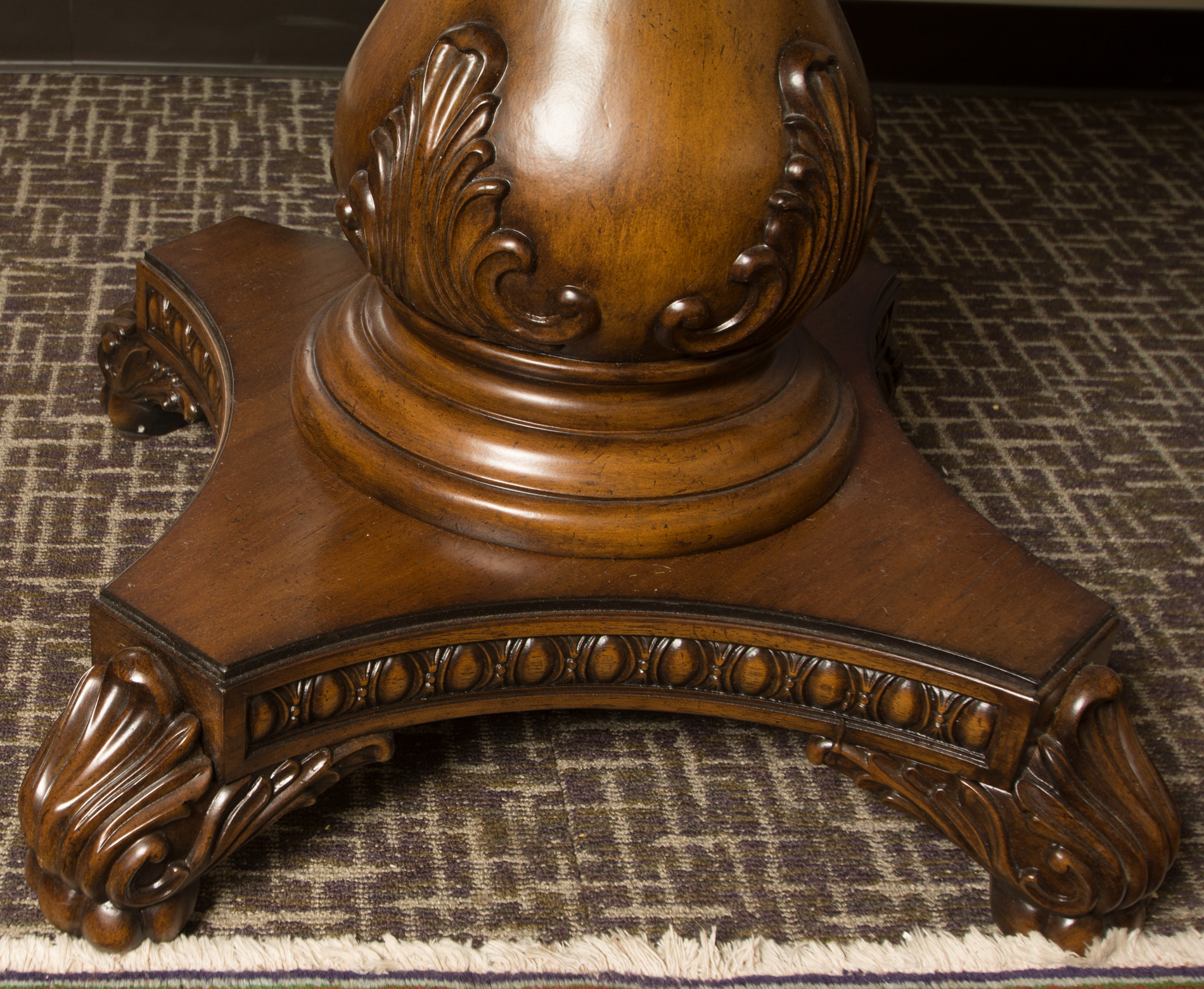 Havertys Villa Clare Round Dining Table | EBTH