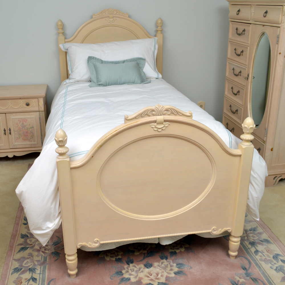 Lexington Furniture "Lynn Hollyn At Home" Twin Bed Frame and Bedding EBTH