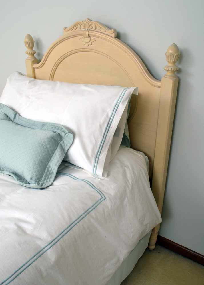 Lexington Furniture "Lynn Hollyn At Home" Twin Bed Frame and Bedding EBTH