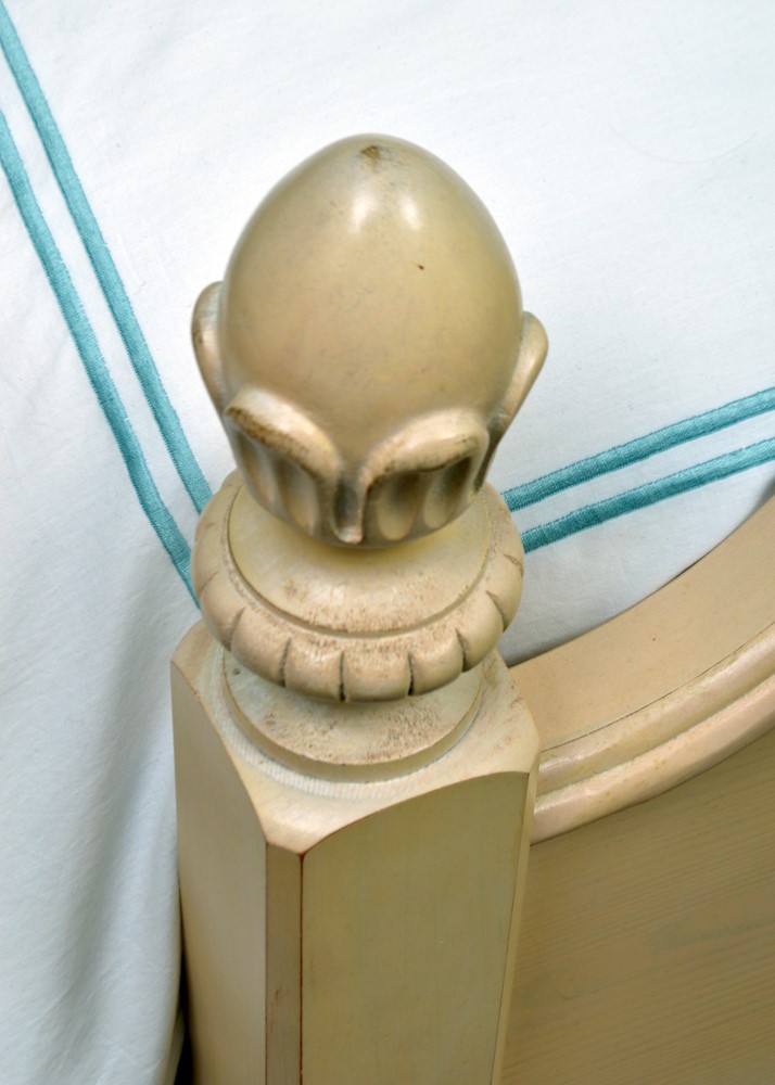 Lexington Furniture "Lynn Hollyn At Home" Twin Bed Frame and Bedding EBTH