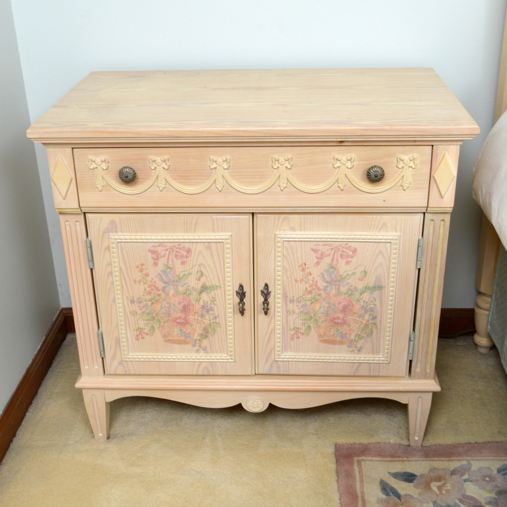 Nightstand from Lexington Furniture "Lynn Hollyn at Home" Collection EBTH