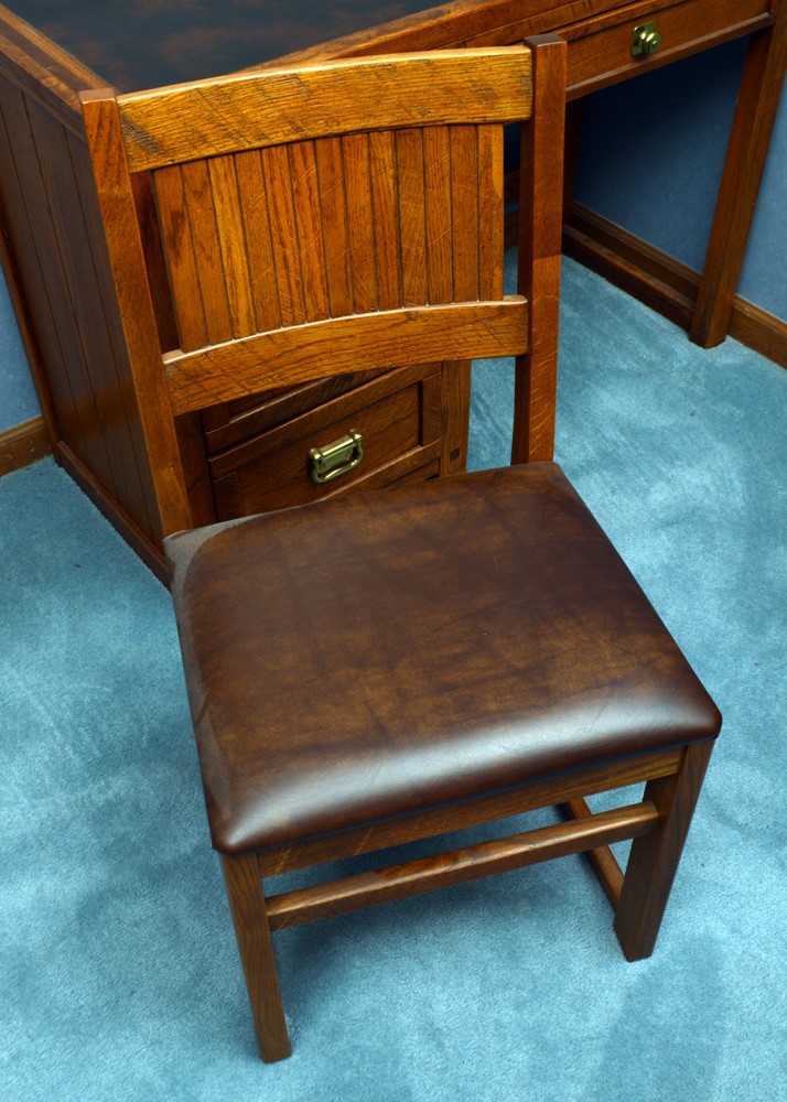 Vintage YoungHinkle Desk, Chair, and Brass Lamp EBTH