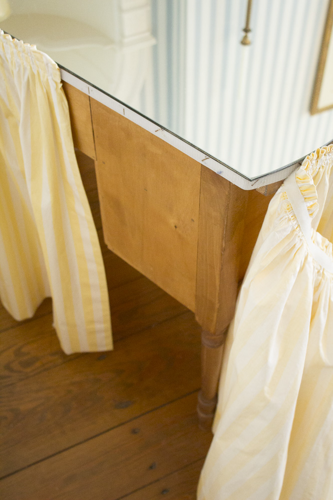 Kidney Shaped Mirror Top Vanity Table With Fabric Skirt EBTH