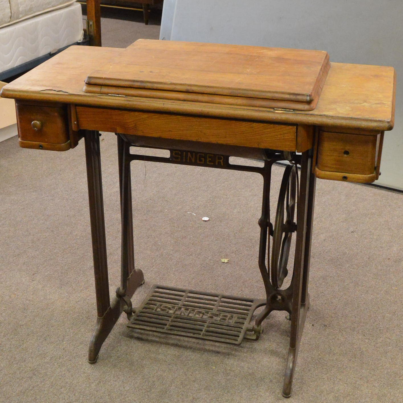 1928 Singer Sewing Machine And Table | EBTH