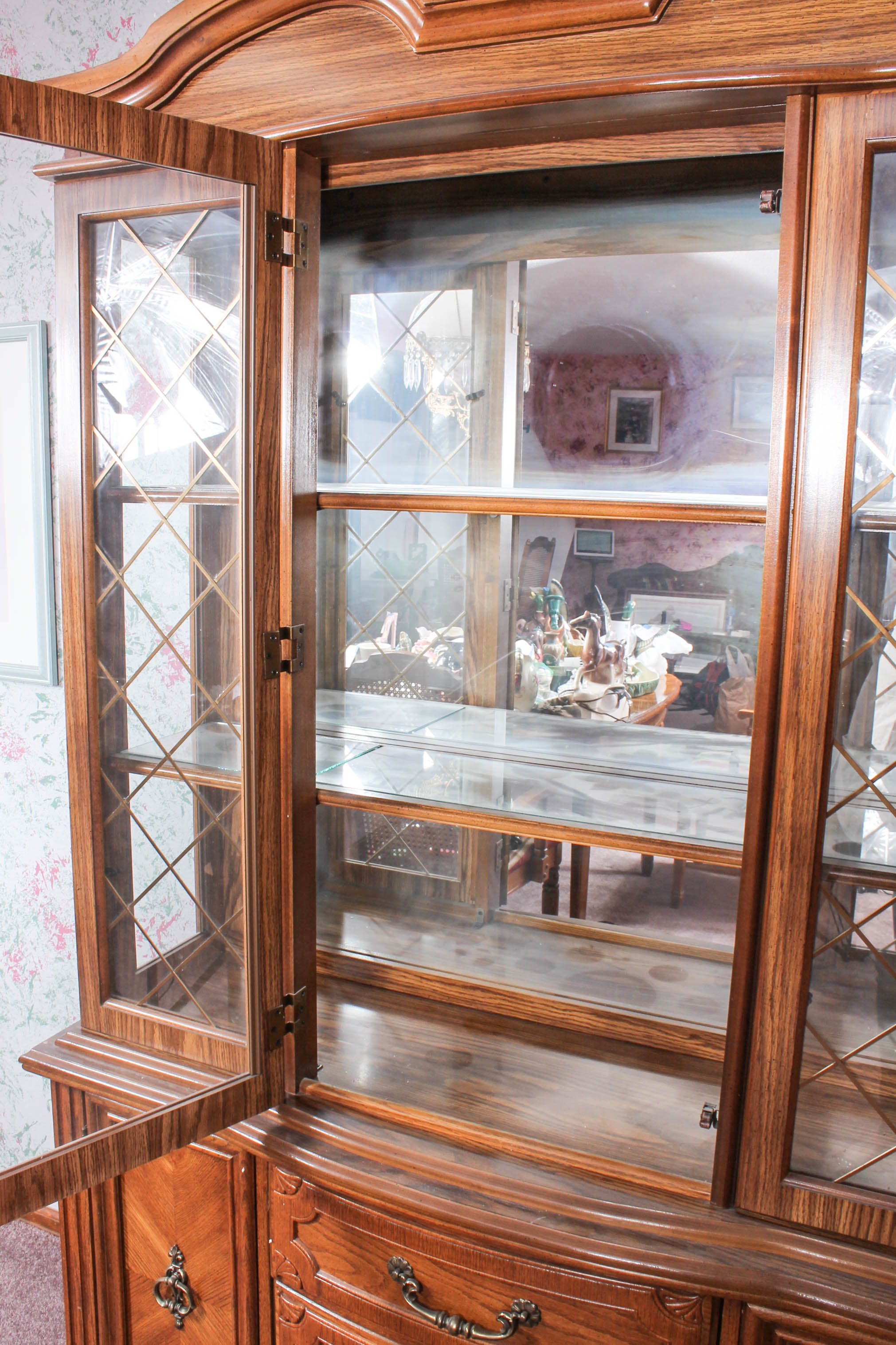 Vintage Bassett Furniture China Cabinet | EBTH