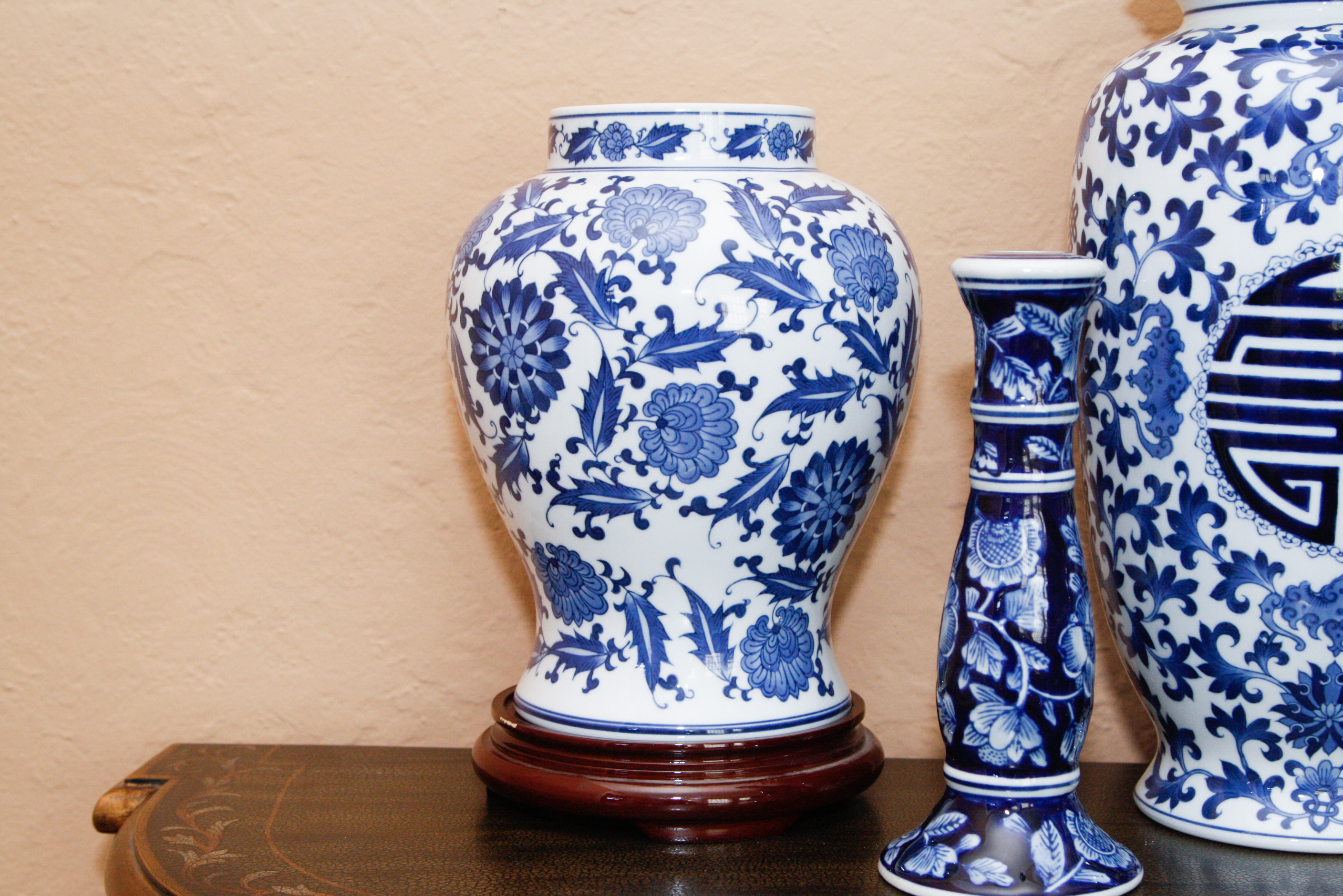Bombay Blue and White Porcelain Group EBTH
