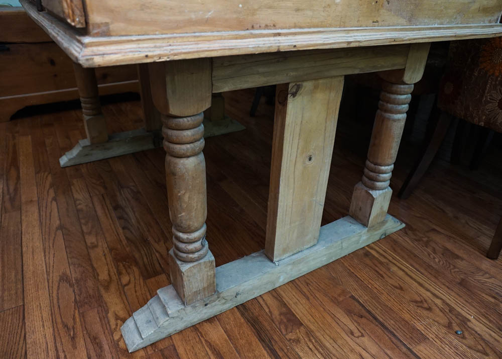 Describe a farmhouse picture