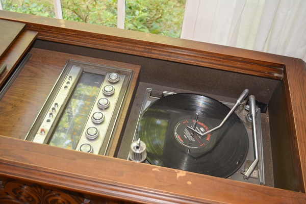 Magnavox Astro Sonic Stereo Console | EBTH