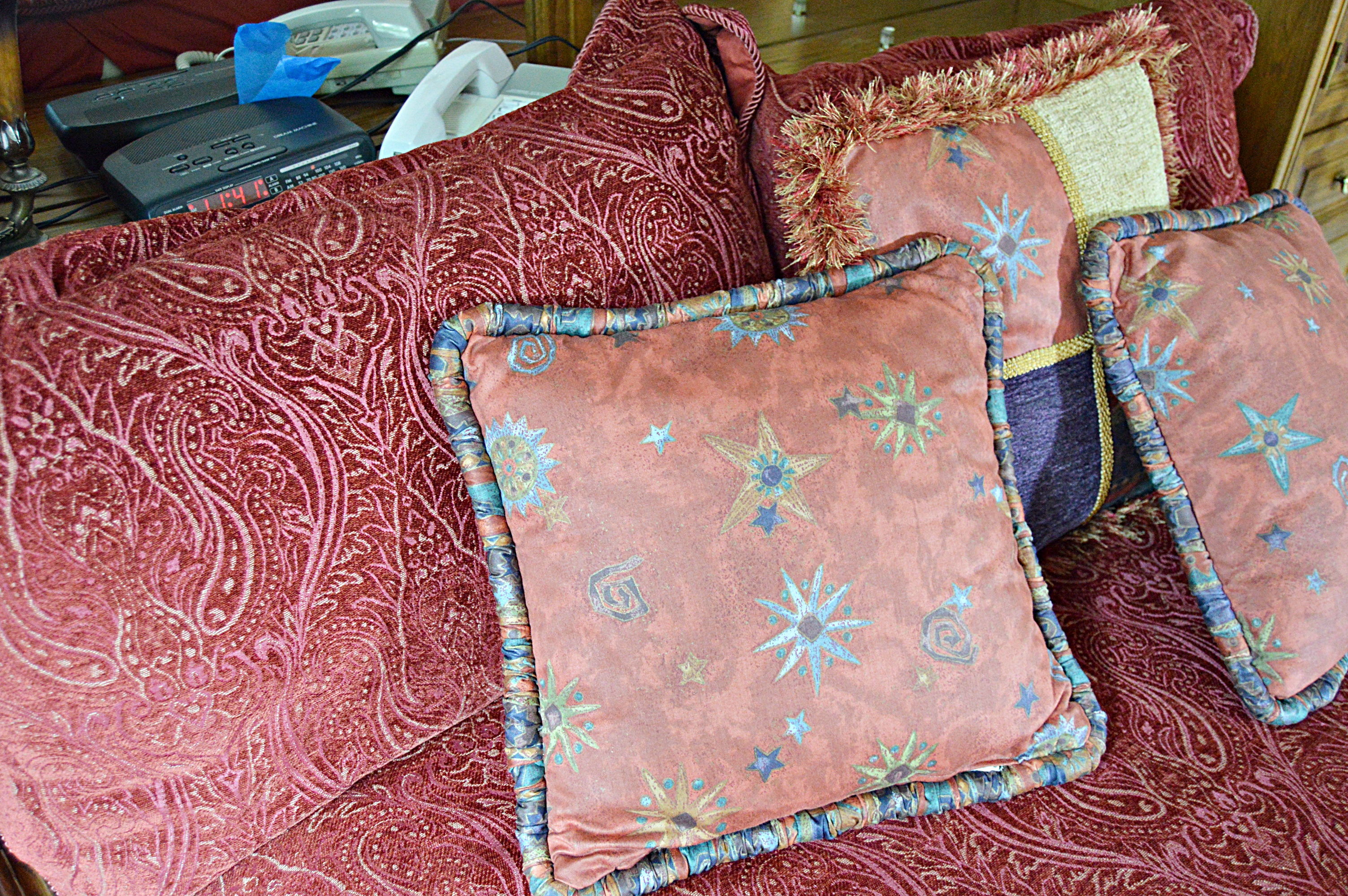 Queen and FullSize Bed Ensemble with Coverlet and Accent Pillows EBTH