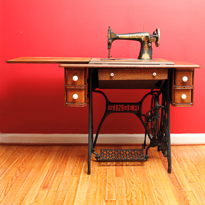 Singer 127 Treadle Sewing Machine with Quarter Sawn Oak Table EBTH
