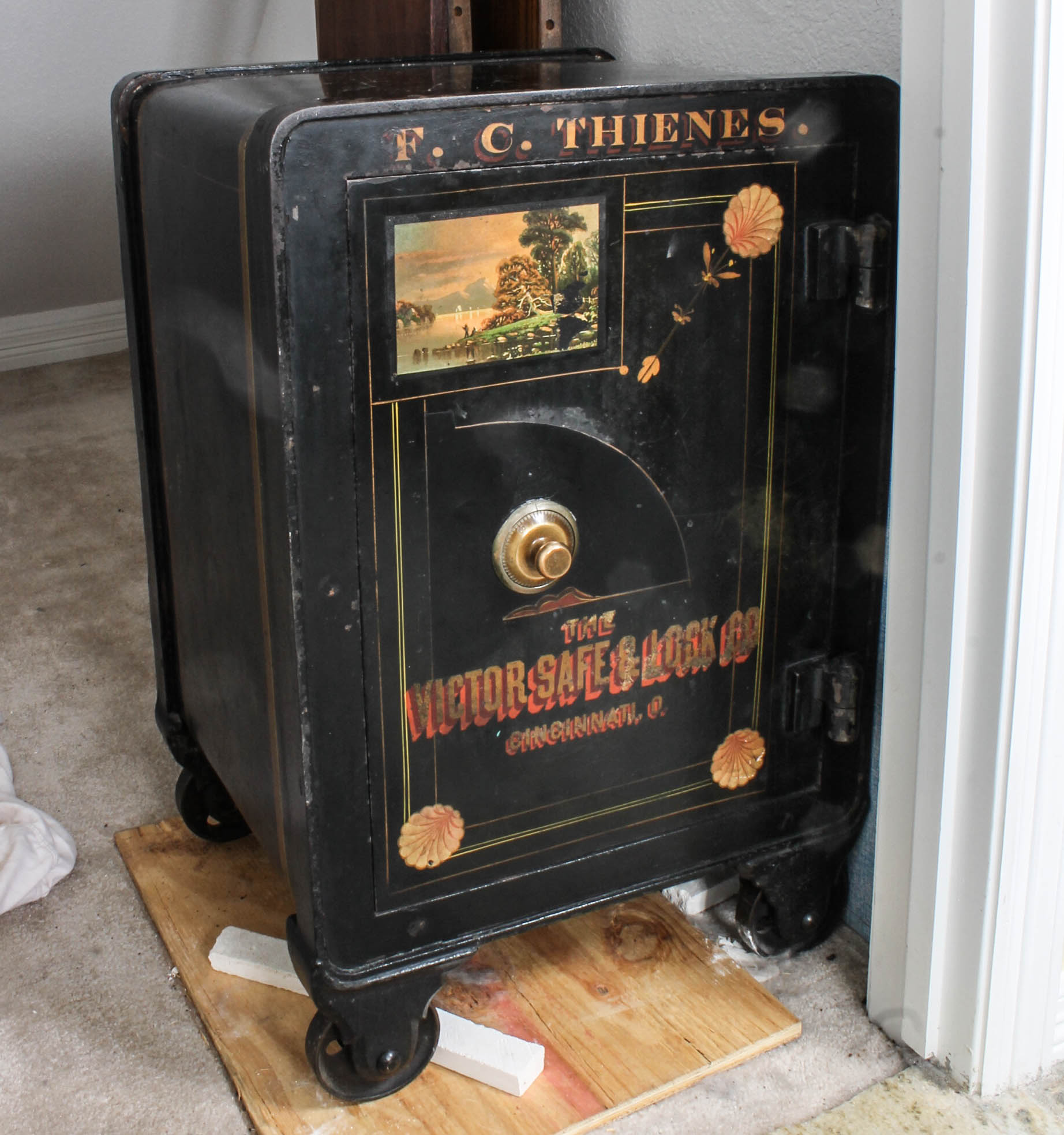 Antique Cast Iron Victor Safe EBTH