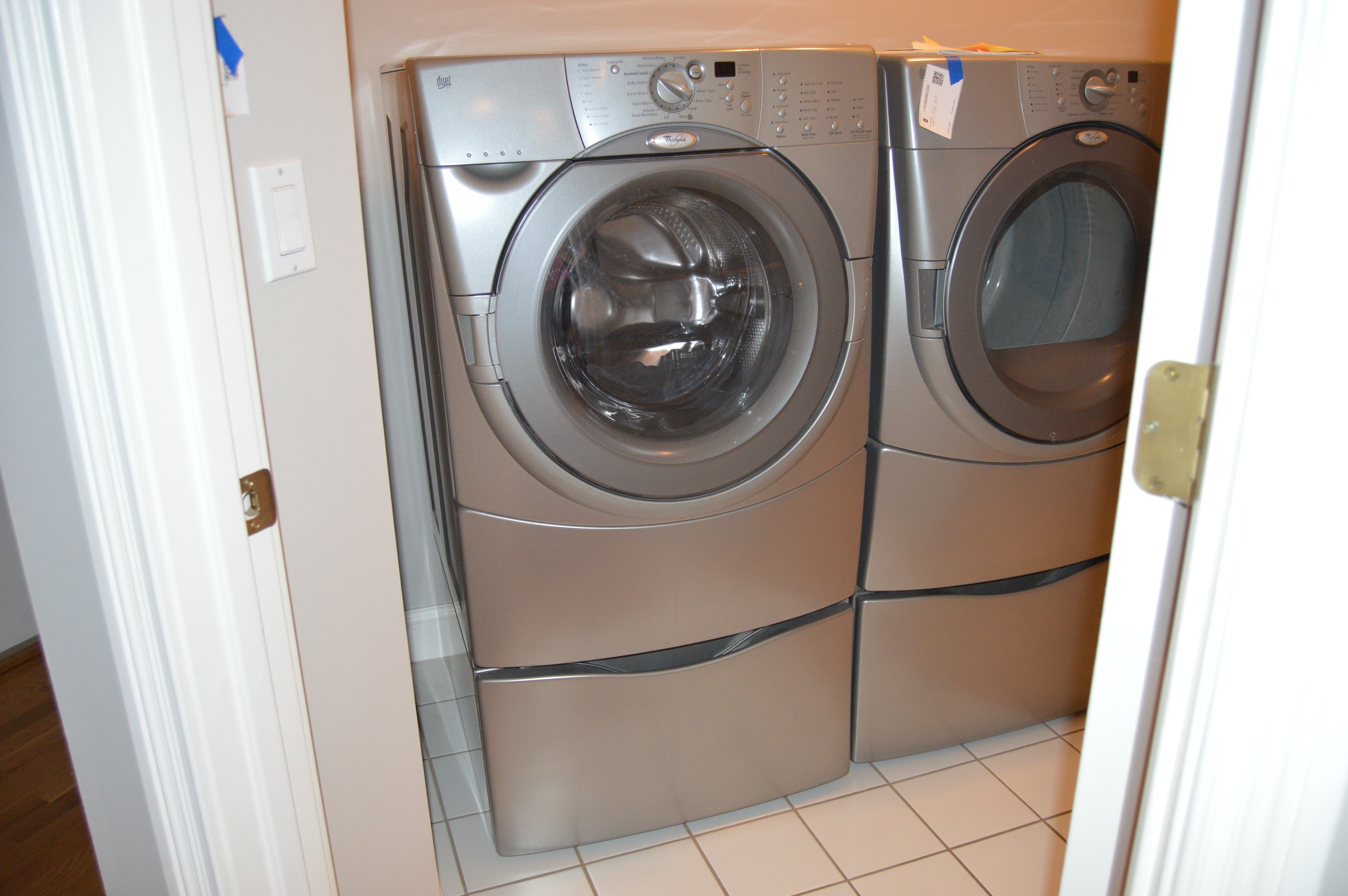 Whirlpool "Duet HT" FrontLoad Washer and Storage Pedestal EBTH