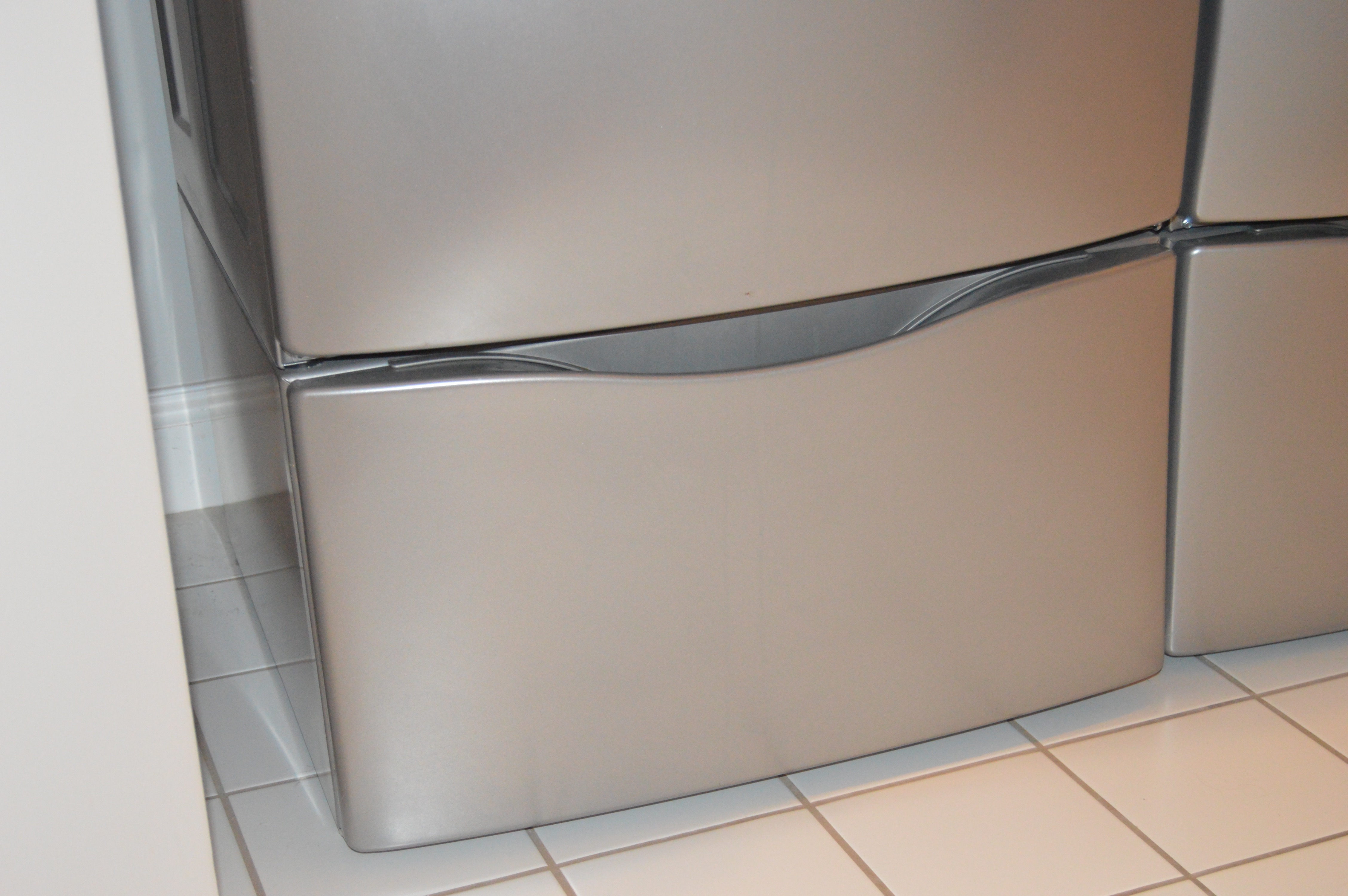 Whirlpool "Duet HT" FrontLoad Washer and Storage Pedestal EBTH