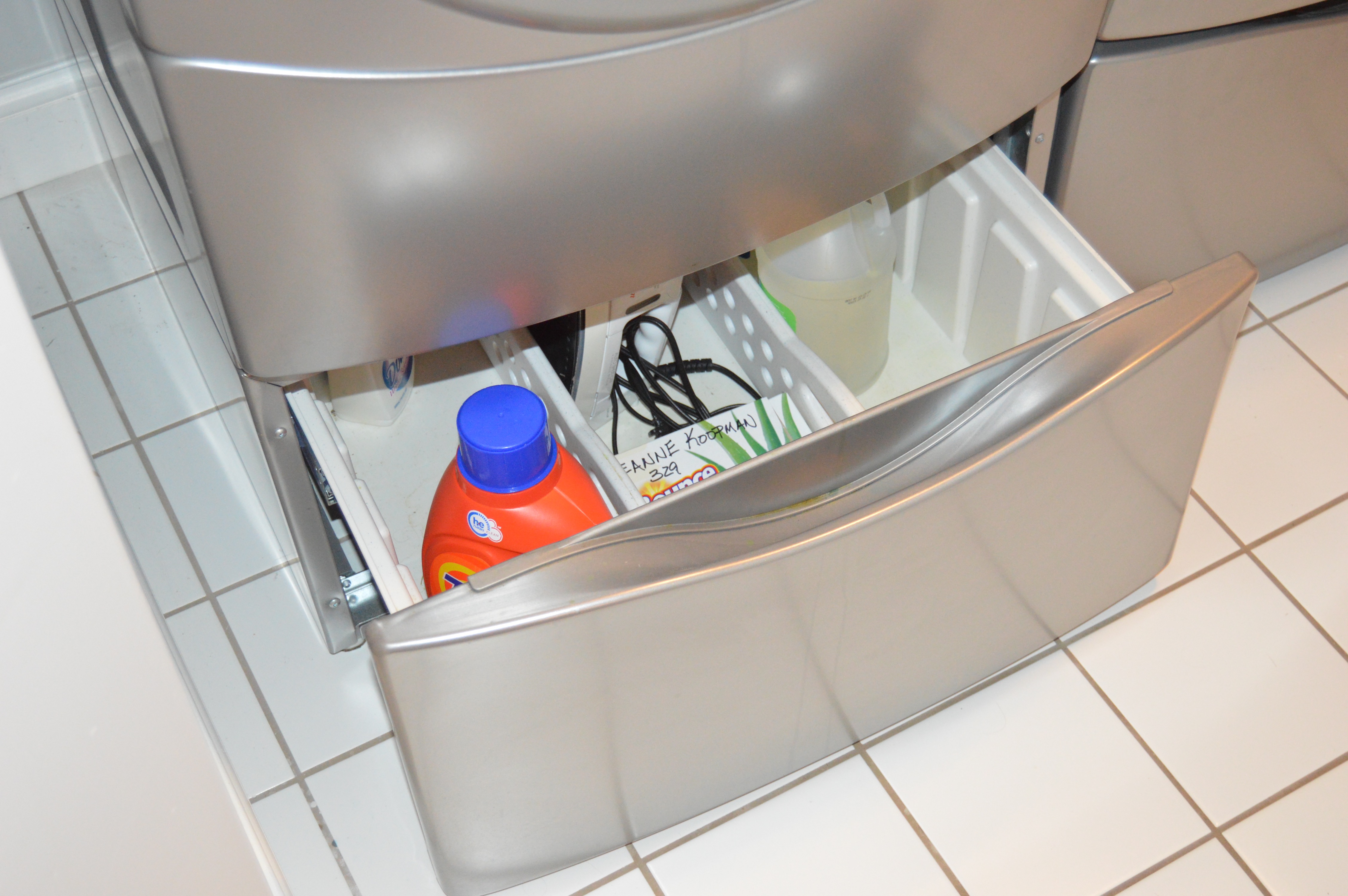 Whirlpool "Duet HT" FrontLoad Washer and Storage Pedestal EBTH