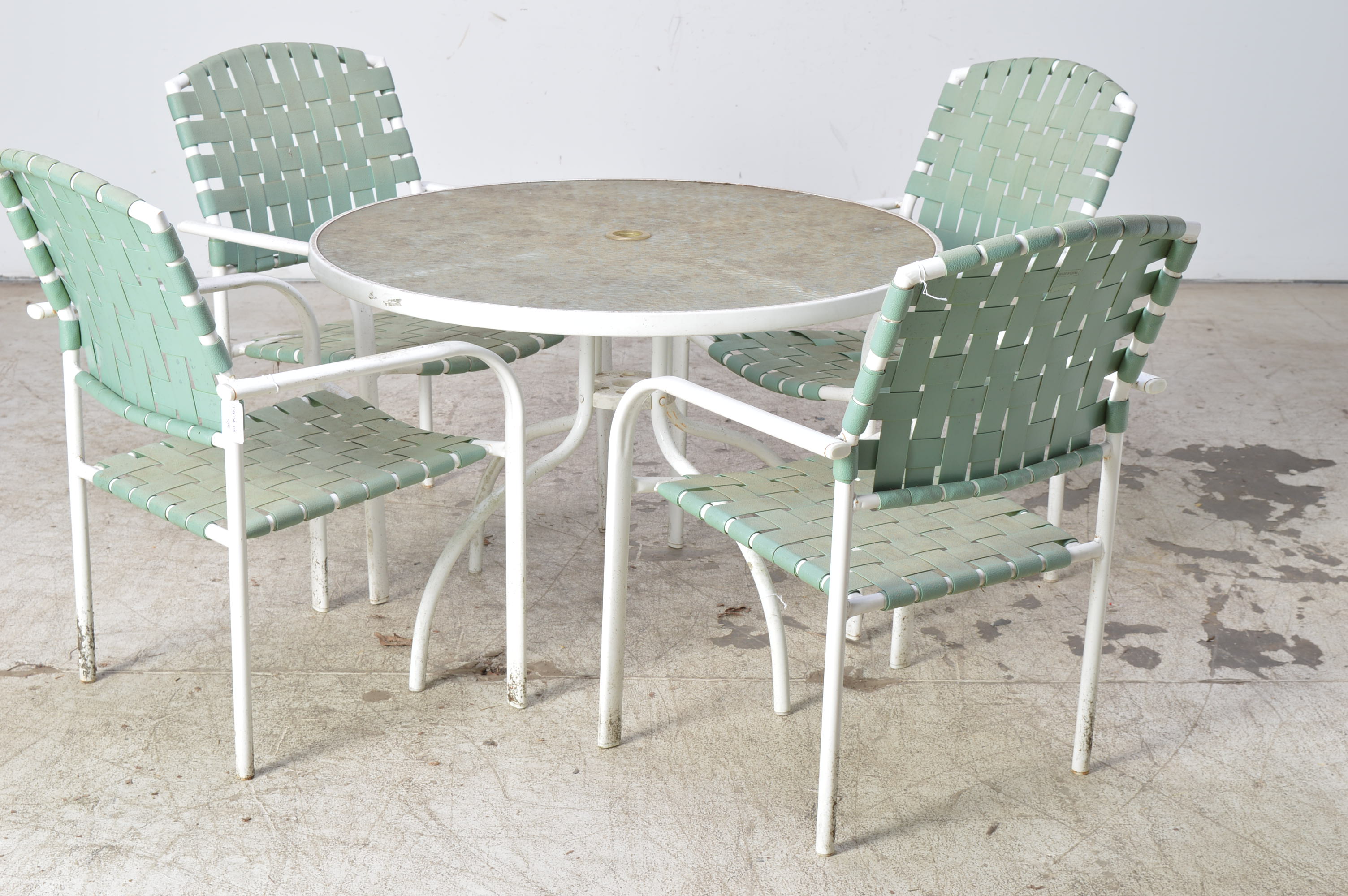 Round Patio Table with Four Chairs EBTH