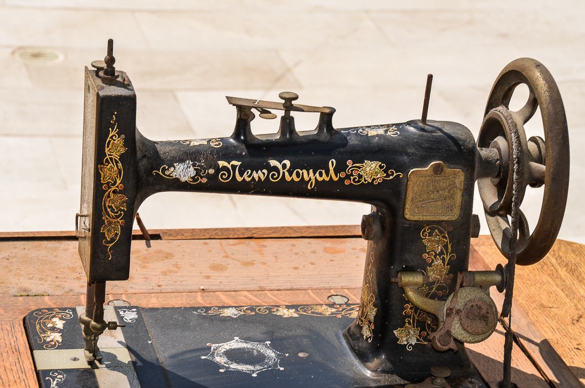 Antique New Royal Sewing Machine With Oak Treadle EBTH