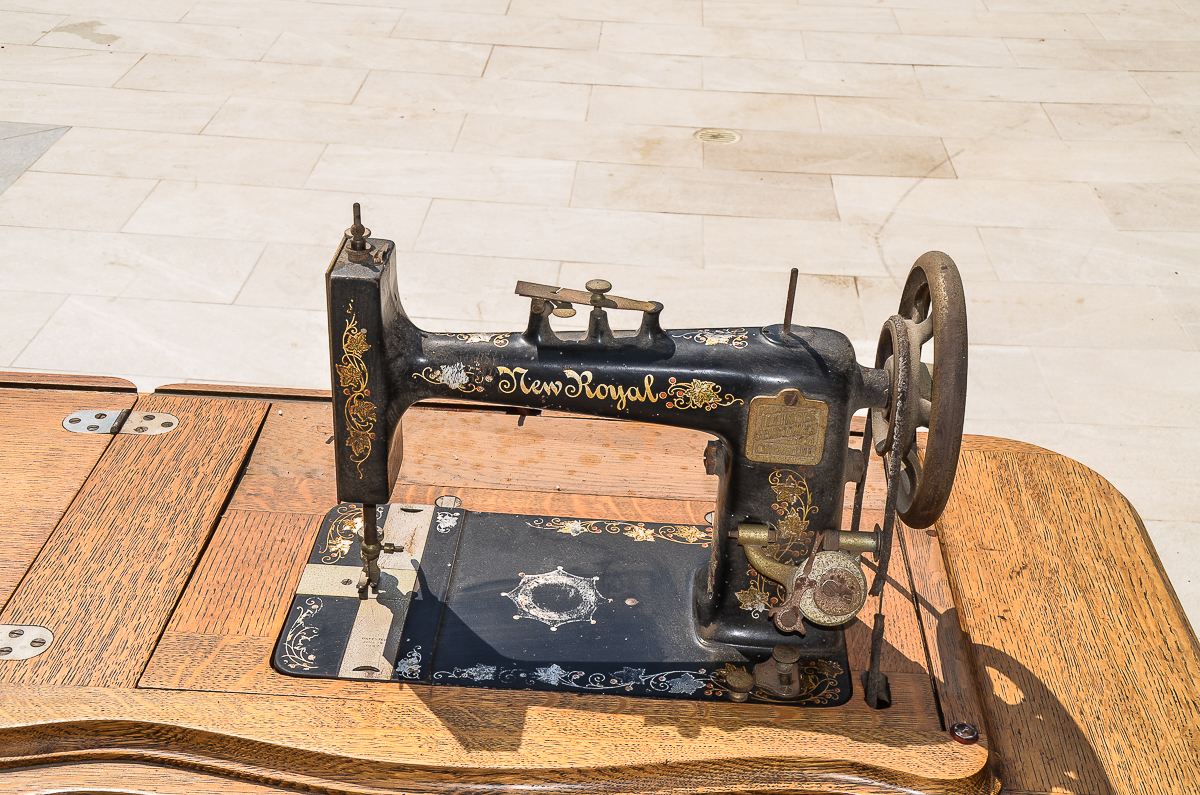 Antique New Royal Sewing Machine With Oak Treadle EBTH