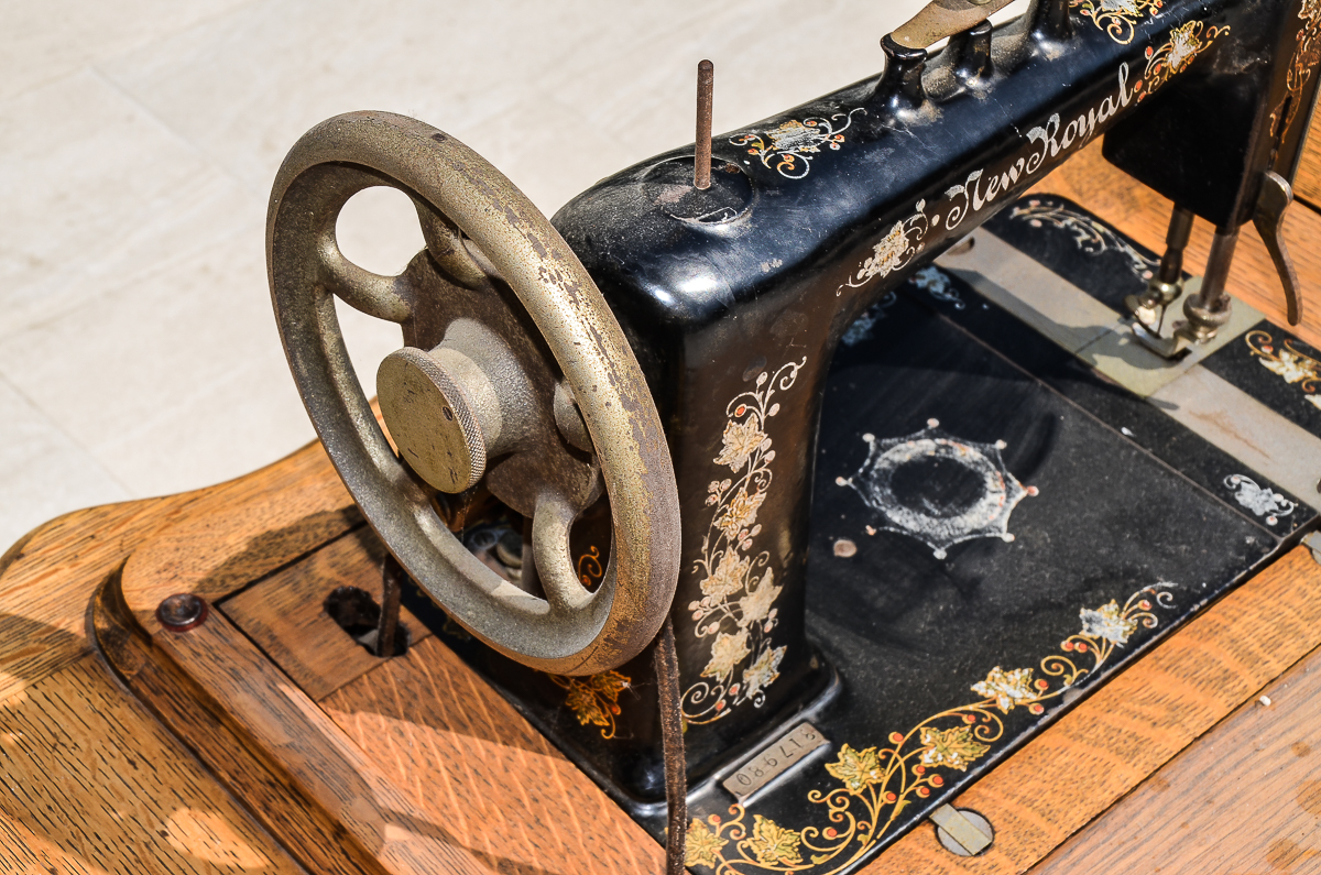 Antique New Royal Sewing Machine With Oak Treadle EBTH