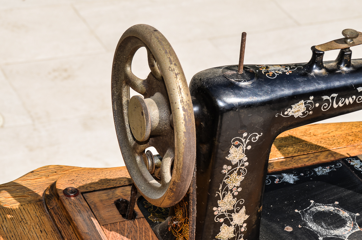Antique New Royal Sewing Machine With Oak Treadle EBTH