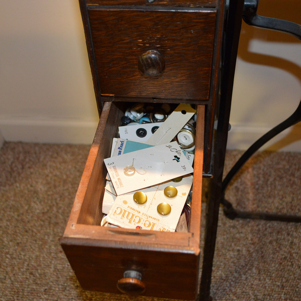 Antique Singer Sewing Machine and Cabinet | EBTH