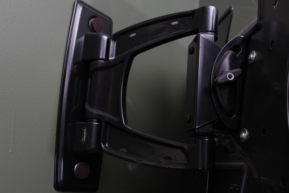 Dynex 23" LCD Flat Screen TV/DVD Player with Mount EBTH