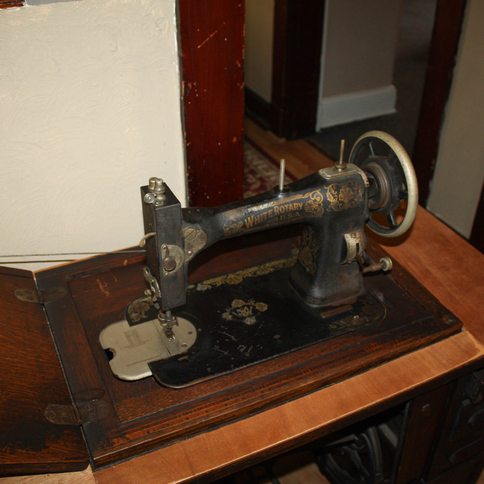 Early 20th Century White Sewing Machine in Mission Style Oak Case EBTH