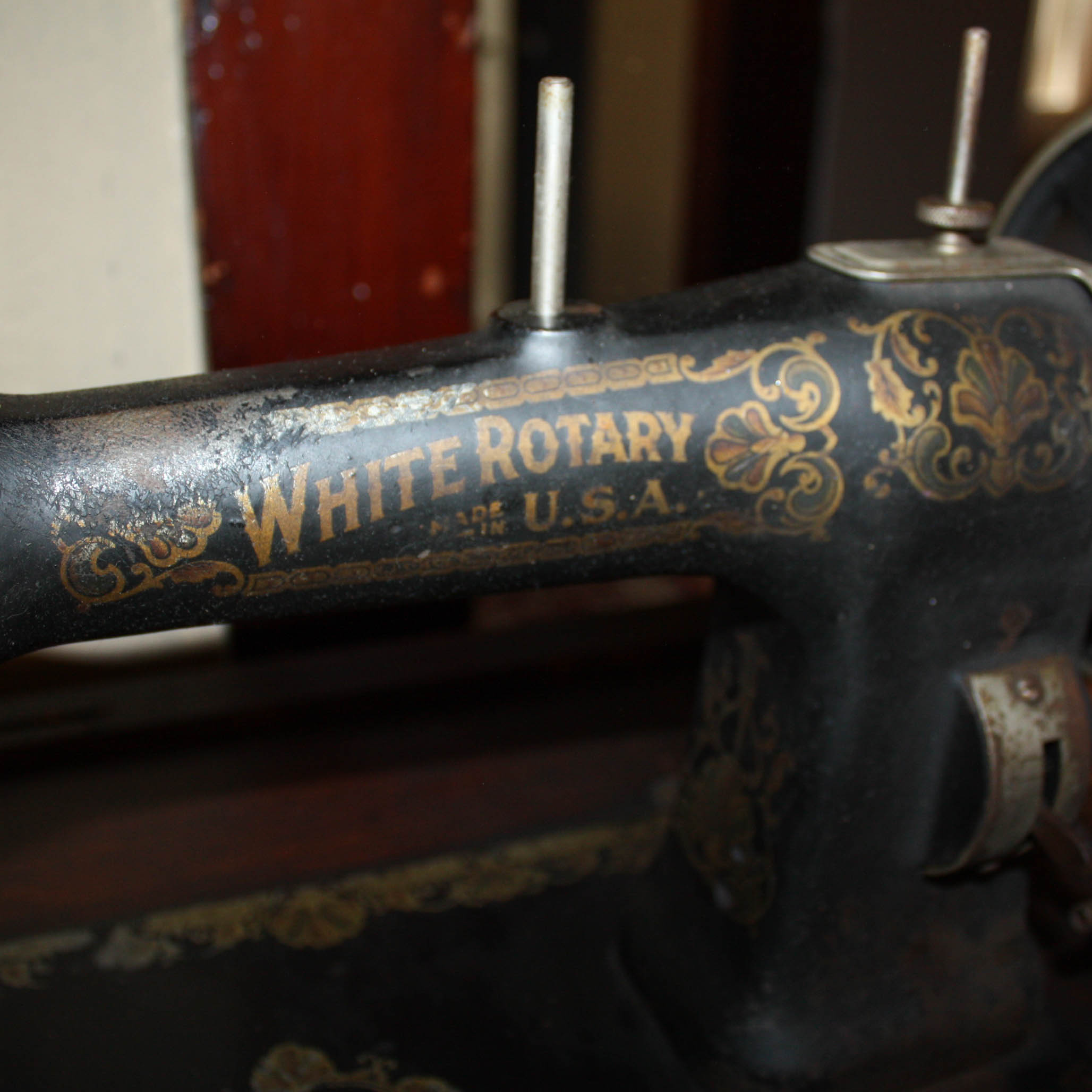 Early 20th Century White Sewing Machine in Mission Style Oak Case EBTH