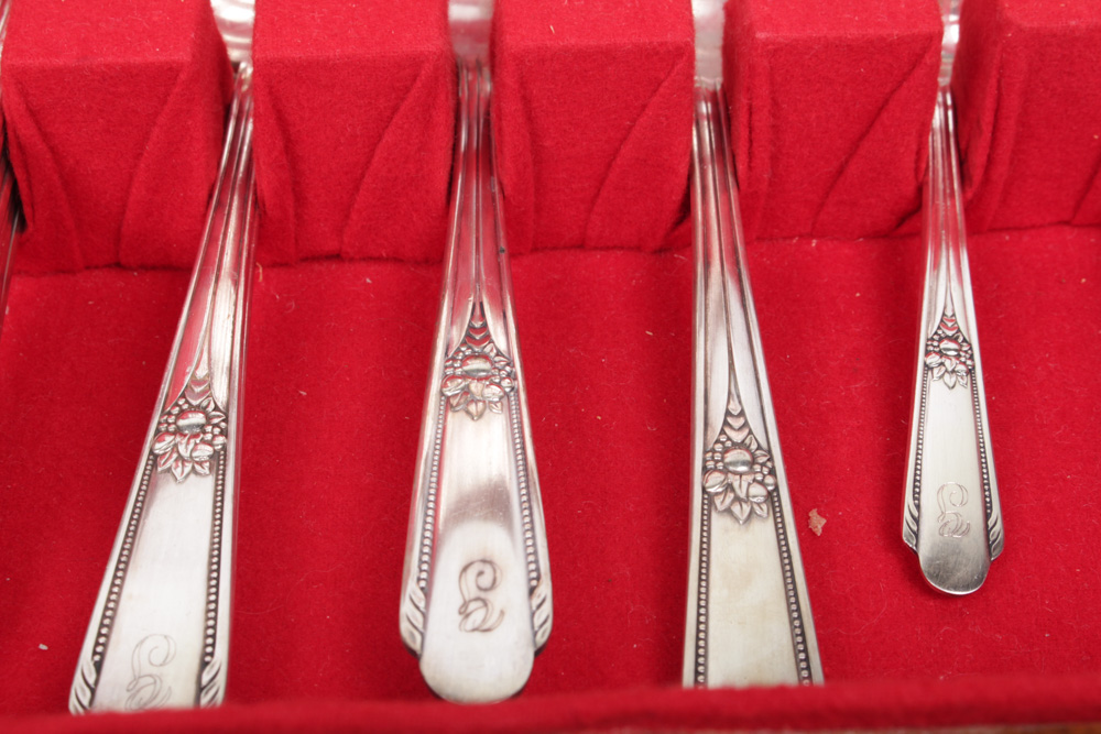 Vintage Wm. Rogers Silver Plate Flatware in the "Memory" Pattern EBTH
