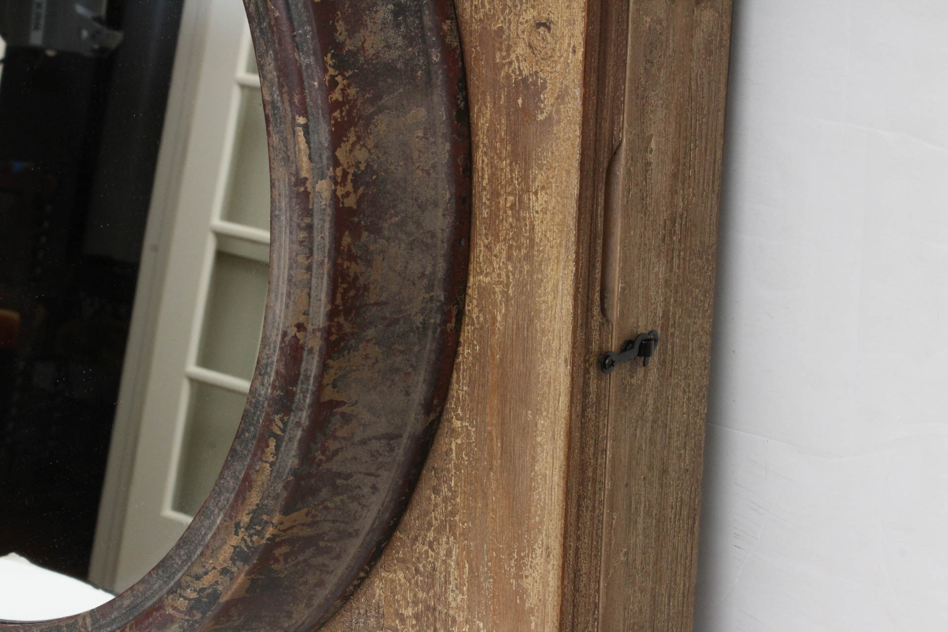 Rustic Porthole Style Mirrored Medicine EBTH