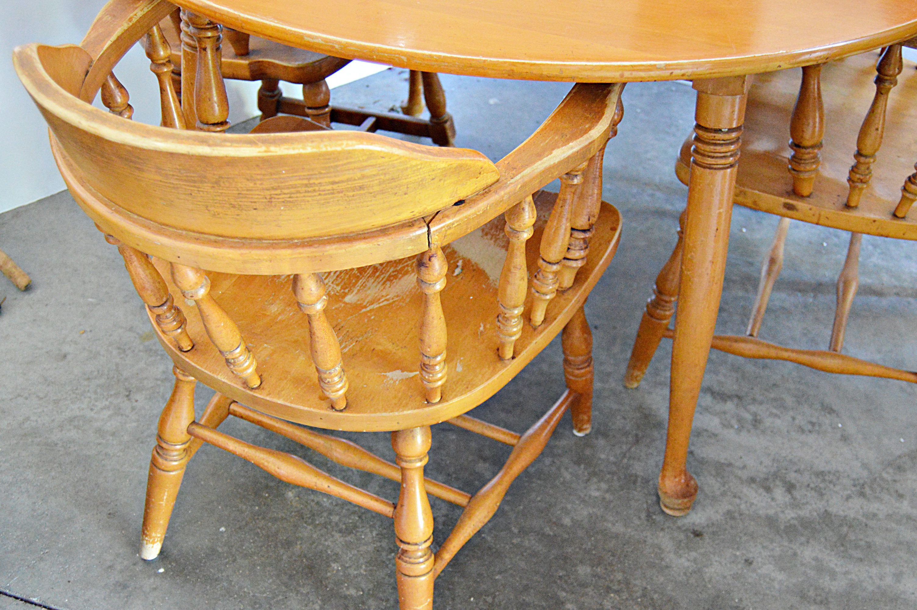 Early American Style Maple Dining Table and Chairs | EBTH