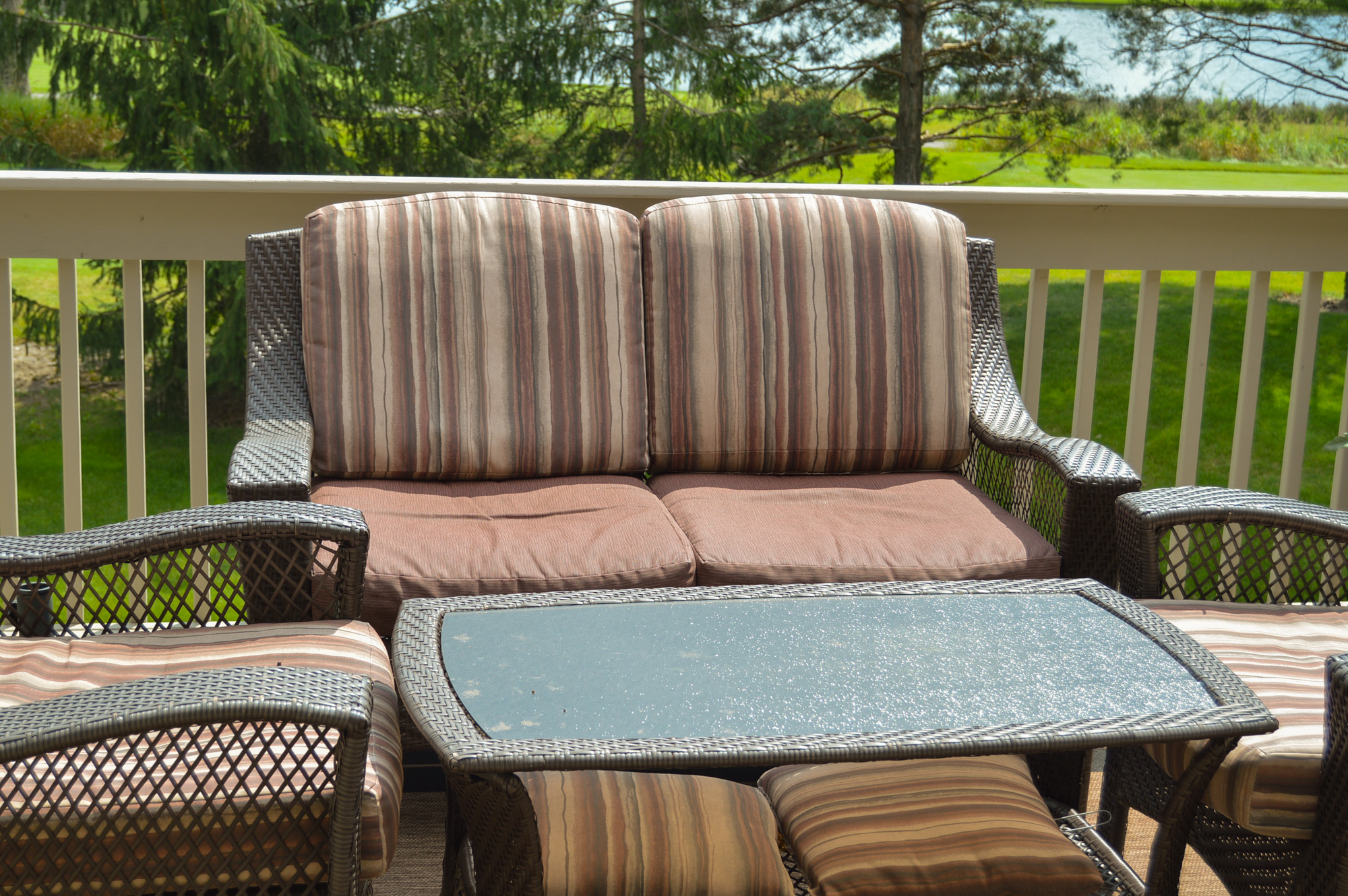 Woven Vinyl Patio Set with Matching Outdoor Rug and Marble Umbrella