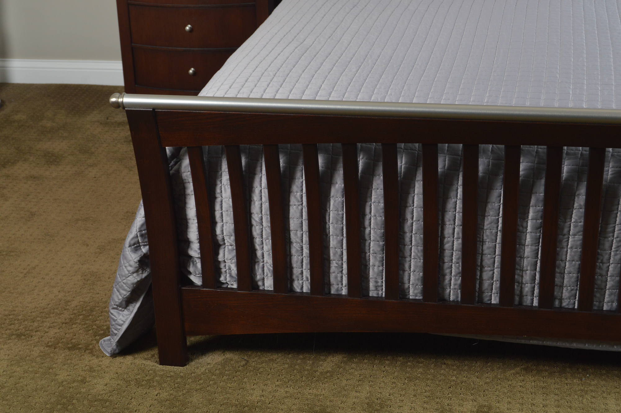 King Size Slatted Sleigh Bed with Nightstand Pair by Thomasville EBTH