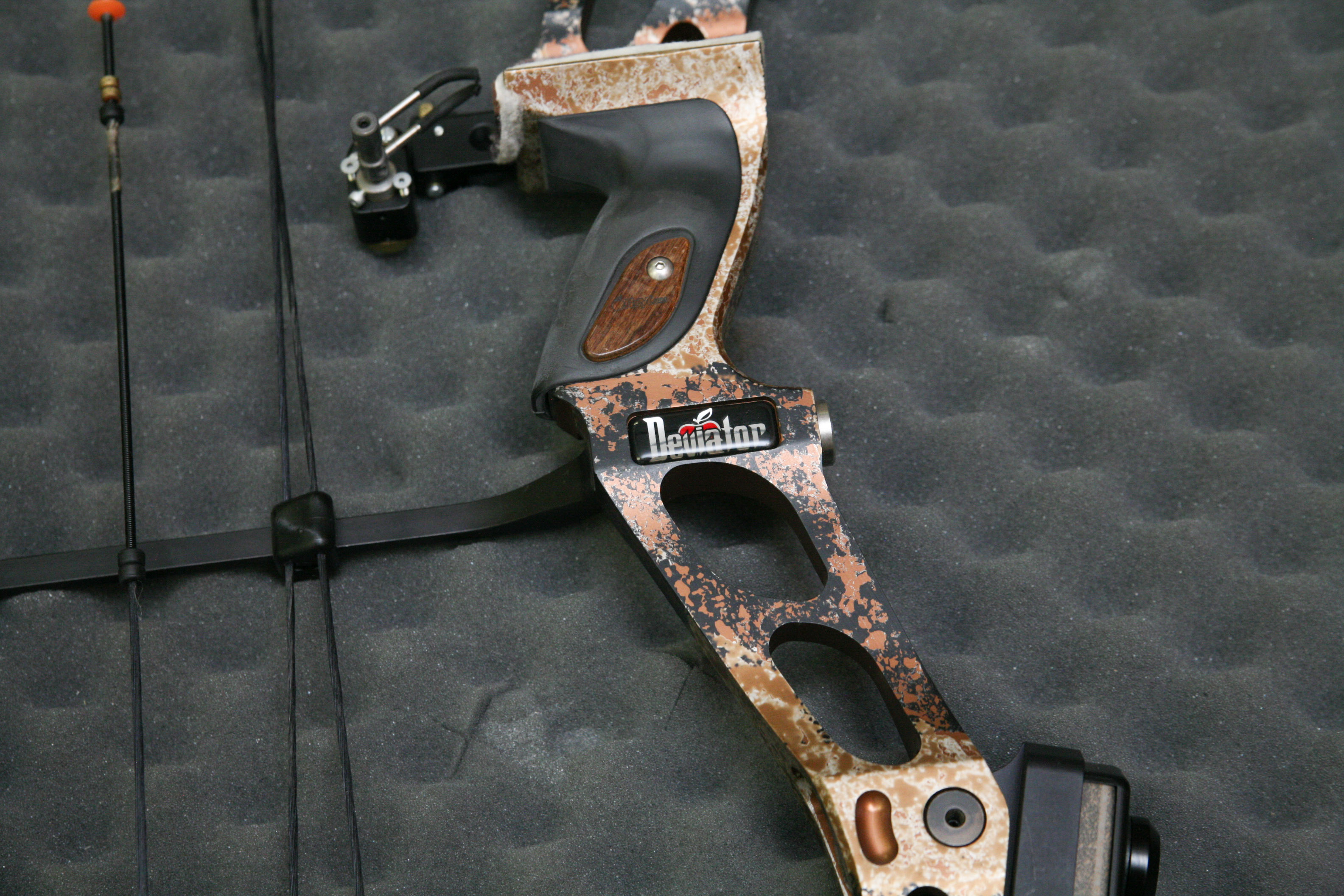 Hoyt USA Deviator Compound Bow with Case and Accessories EBTH